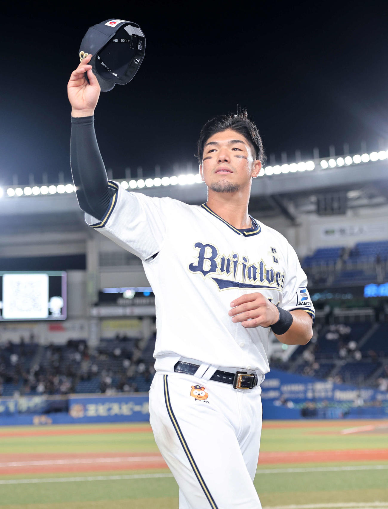 ロッテ対オリックス　勝利しファンに手を振り引き揚げるオリックス頓宮（撮影・鈴木正人）