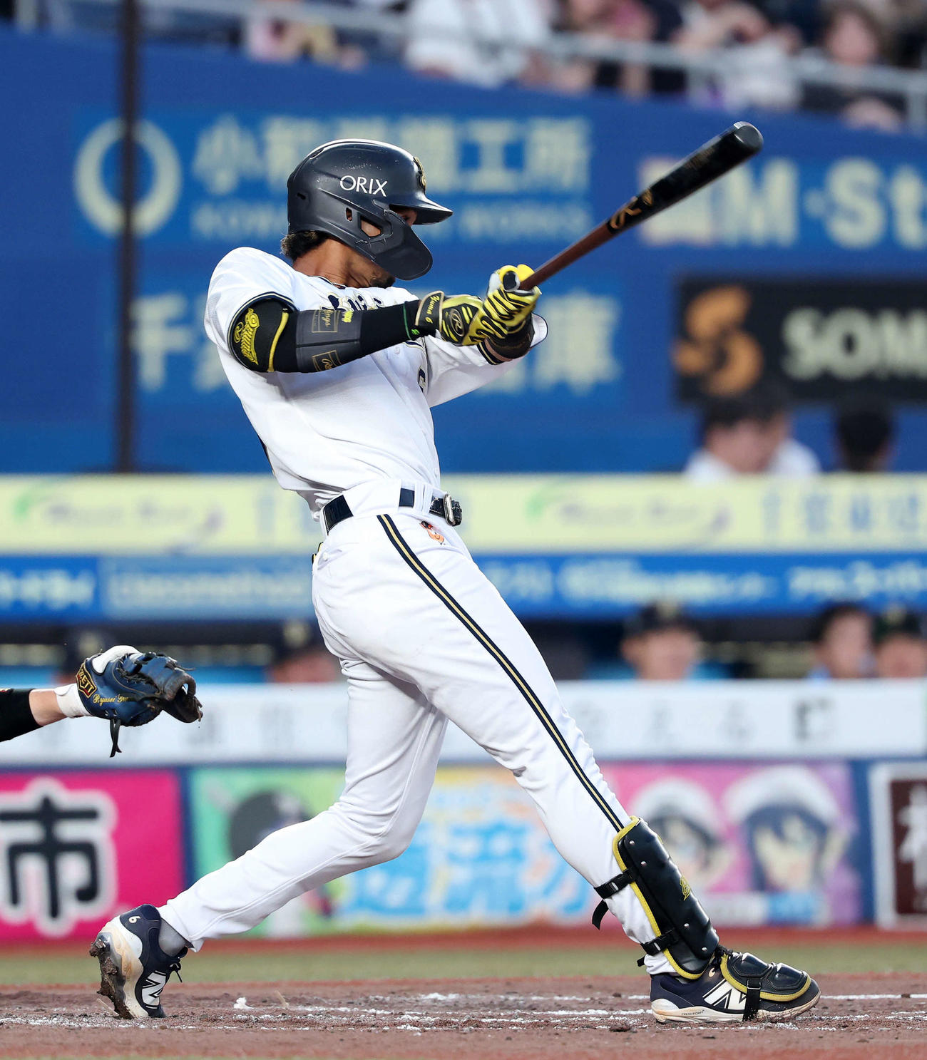 ロッテ対オリックス　3回表オリックス1死一、二塁、宗は左前適時打を放つ（撮影・鈴木正人）
