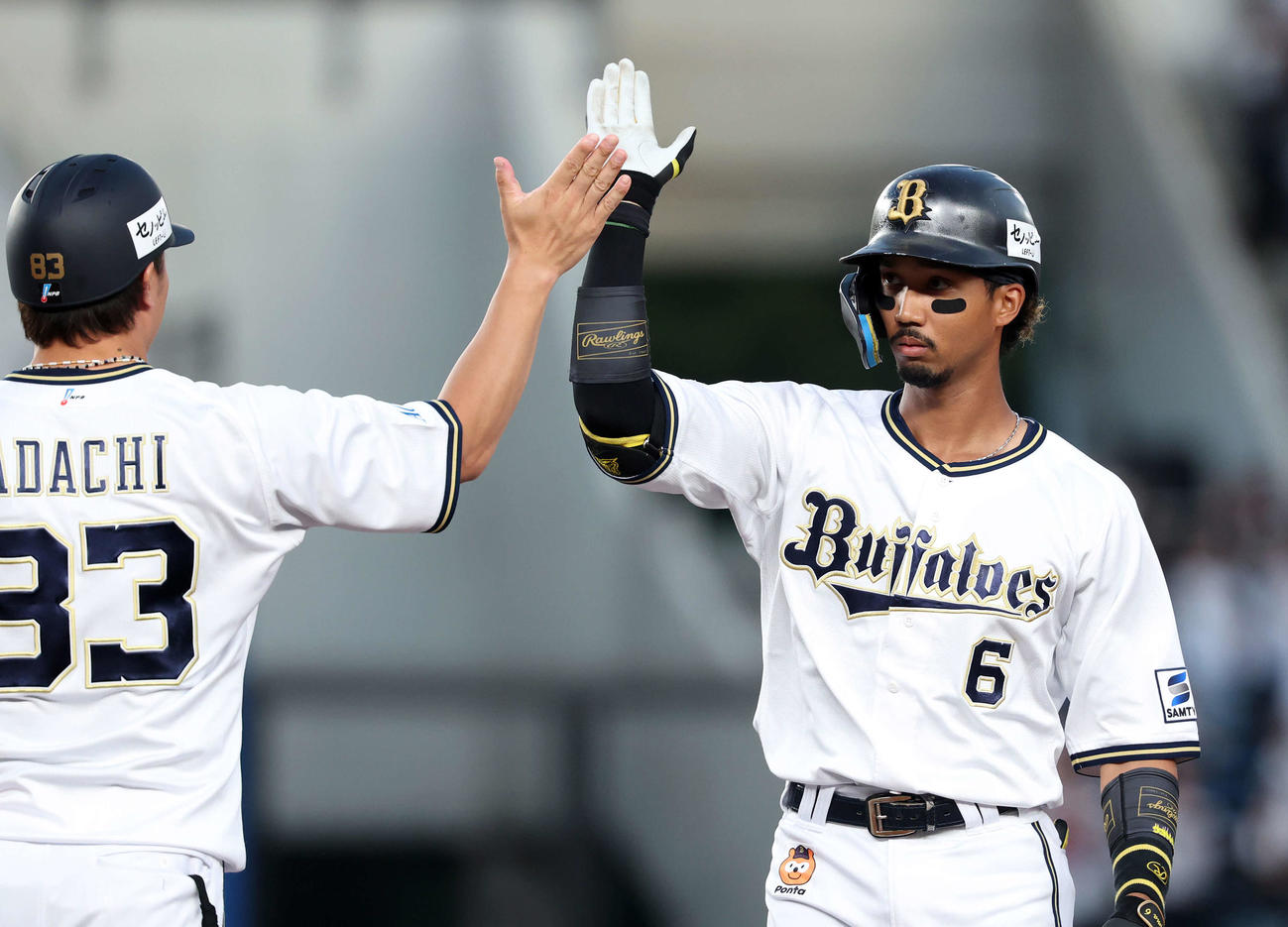 ロッテ対オリックス　3回表オリックス1死一、二塁、宗（右）は左前適時打を放ち安達コーチとタッチ（撮影・鈴木正人）