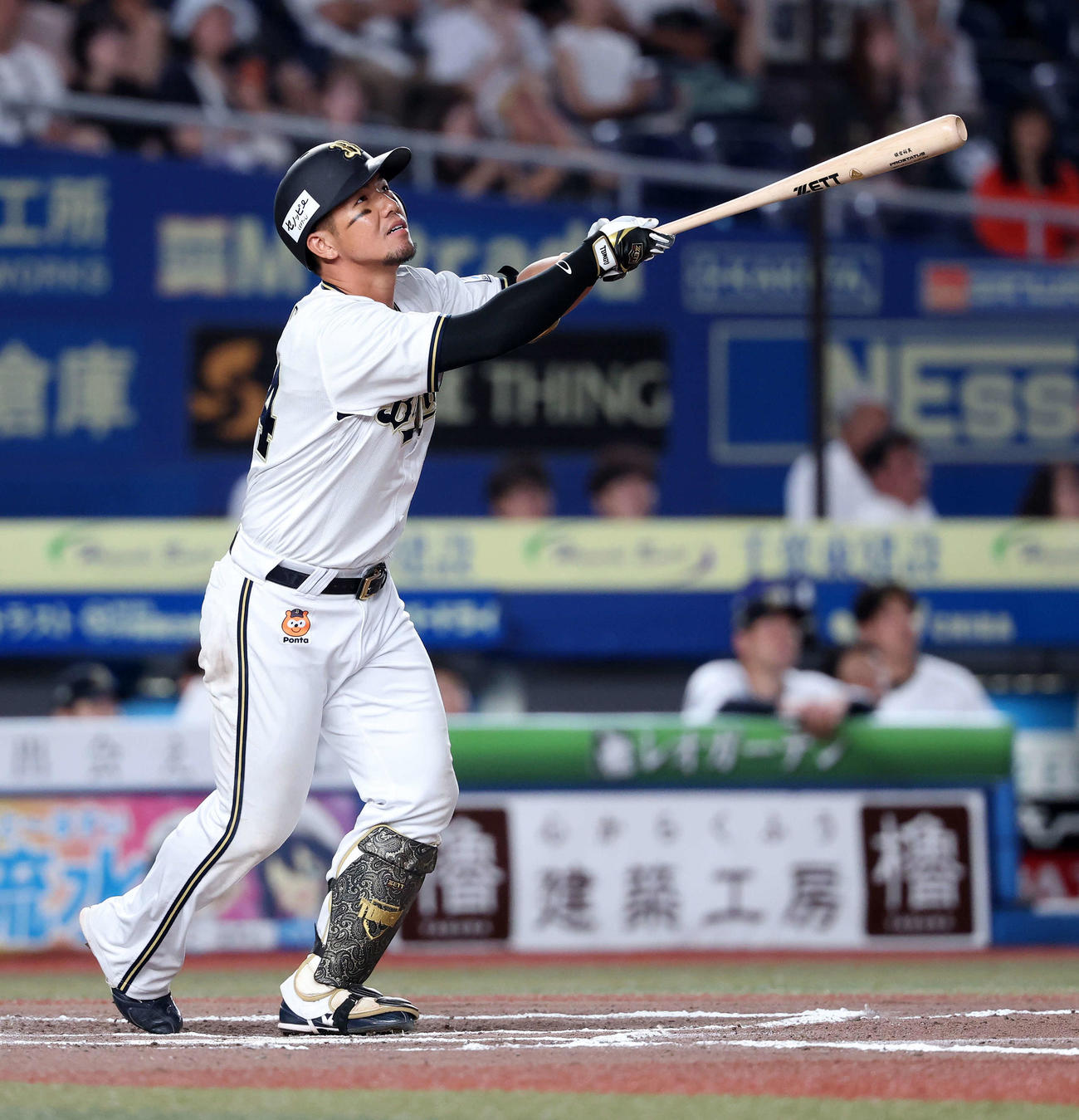 ロッテ対オリックス　10回表オリックス無死満塁、頓宮は右犠飛を放つ（撮影・鈴木正人）
