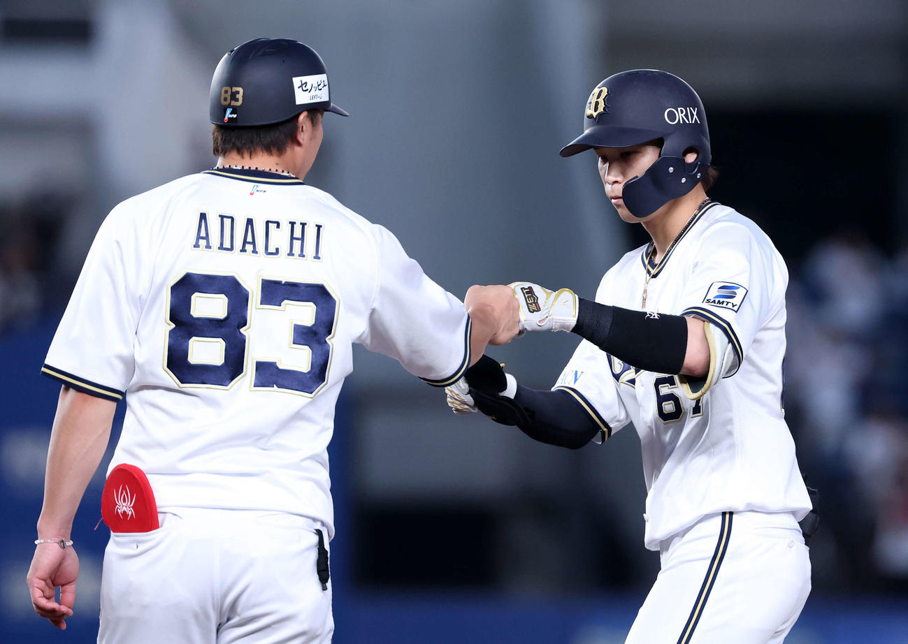 ロッテ対オリックス　4回表オリックス2死、中川（右）は右前打を放ち安達コーチとグータッチ（撮影・鈴木正人）