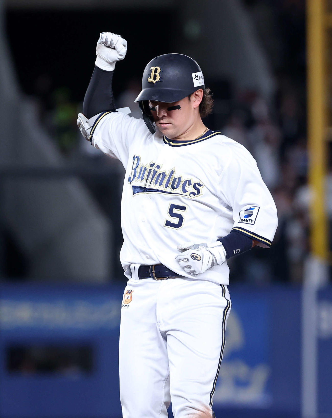 ロッテ対オリックス　5回表オリックス2死二、三塁、西野は右前適時打を放ちポーズを決める（撮影・鈴木正人）