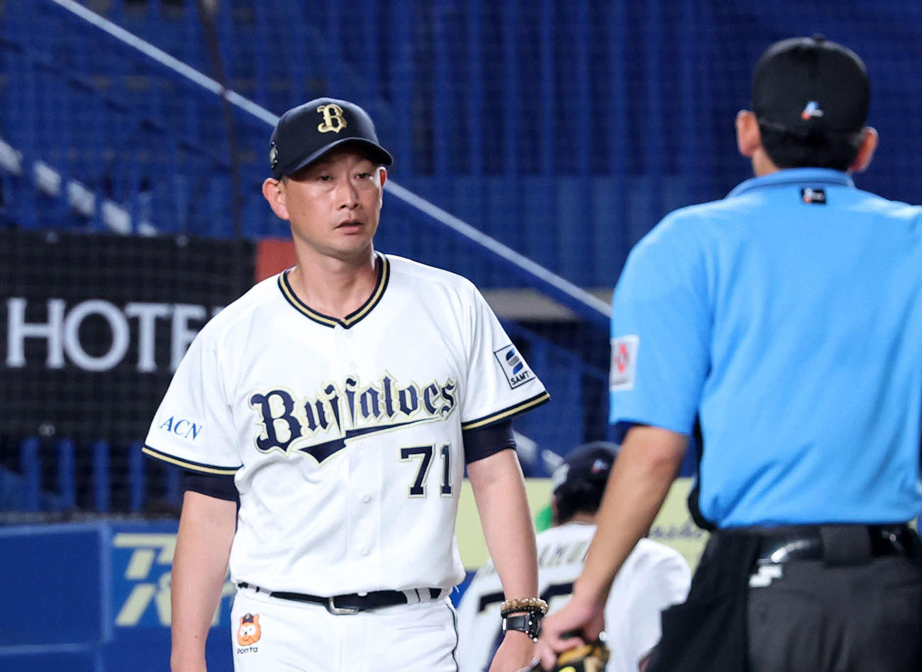 ロッテ対オリックス　7回裏、投手交代を告げるオリックス岸田監督（撮影・鈴木正人）