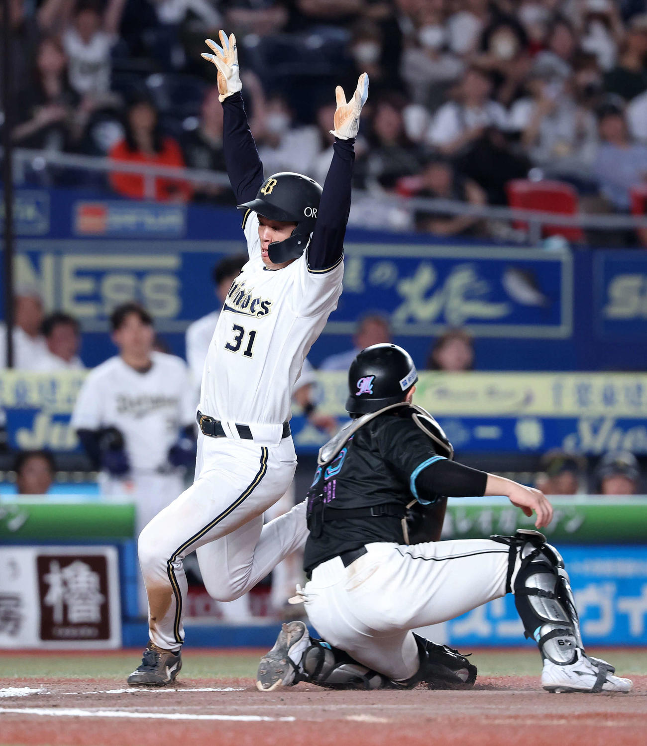 ロッテ対オリックス　10回表オリックス無死満塁、頓宮の右犠飛で三塁走者の太田が生還（撮影・鈴木正人）