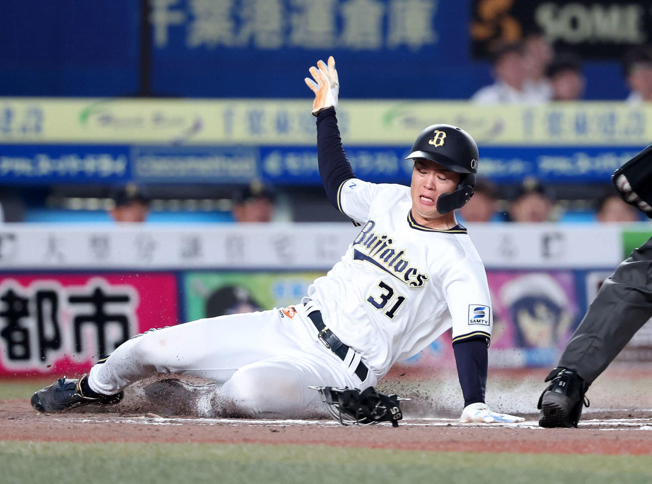 ロッテ対オリックス　10回表オリックス無死満塁、頓宮の右犠飛で三塁走者の太田が生還（撮影・鈴木正人）
