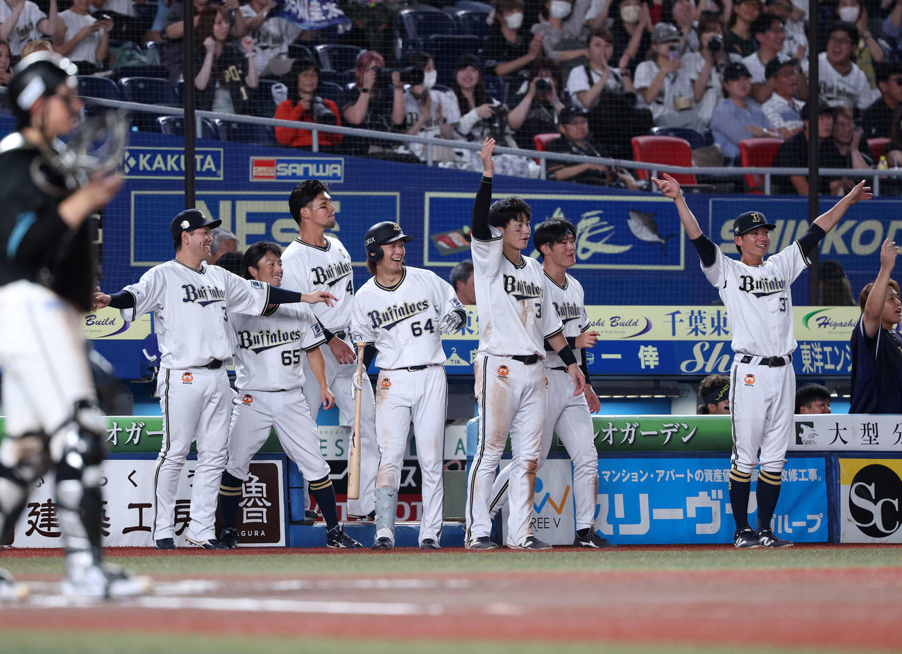 ロッテ対オリックス　10回表オリックス1死二、三塁、中川の中越え適時二塁打を喜ぶ選手たち（撮影・鈴木正人）