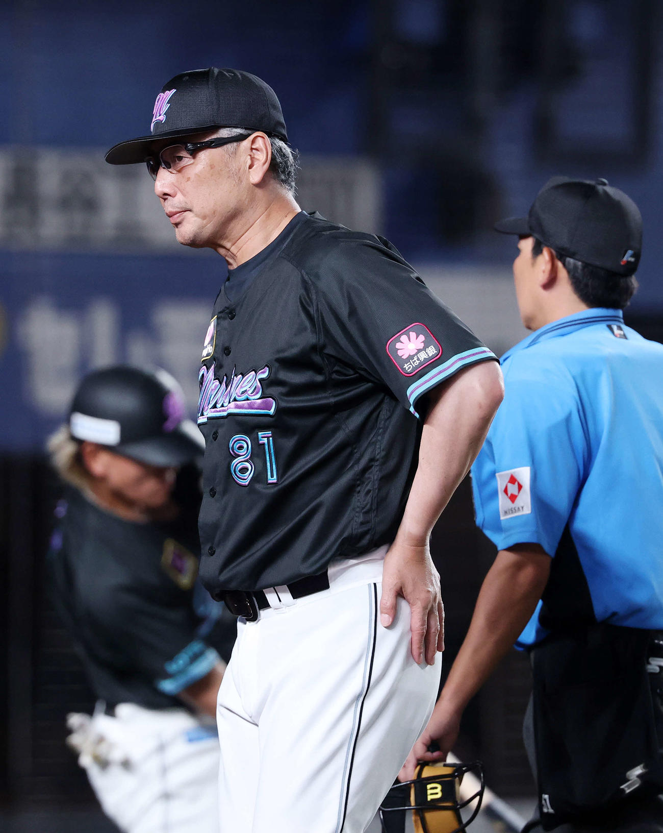 ロッテ対オリックス　8回表、投手交代を告げベンチに引き揚げるロッテ吉井監督（撮影・鈴木正人）