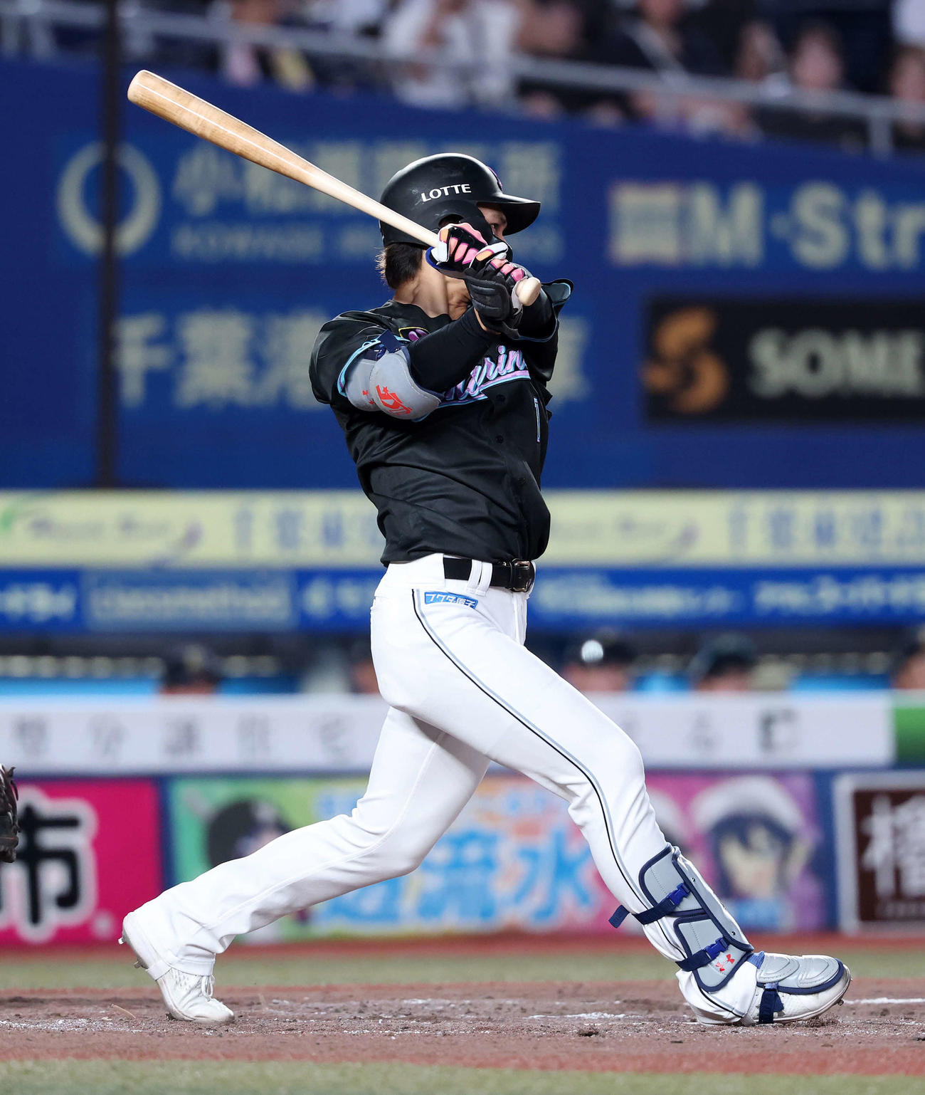 ロッテ対オリックス　4回裏ロッテ2死、藤原は中前打を放つ（撮影・鈴木正人）