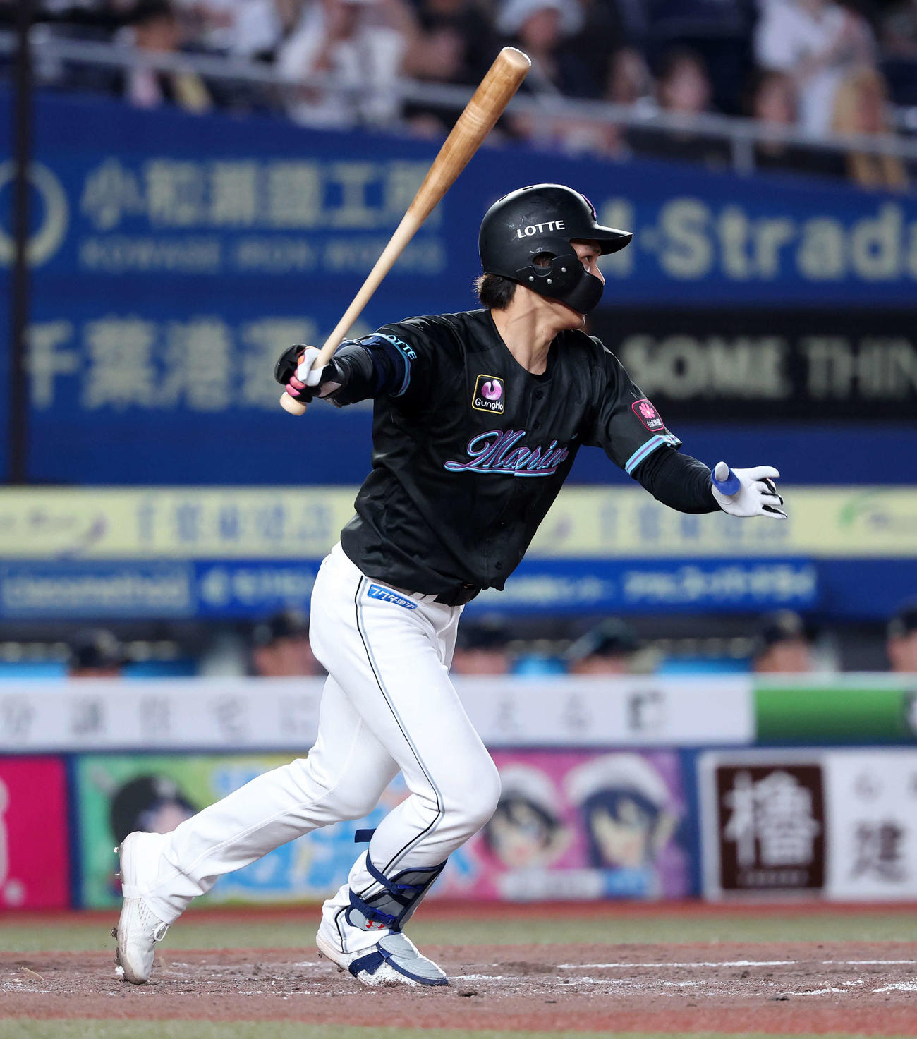 ロッテ対オリックス　4回裏ロッテ2死、藤原は中前打を放つ（撮影・鈴木正人）