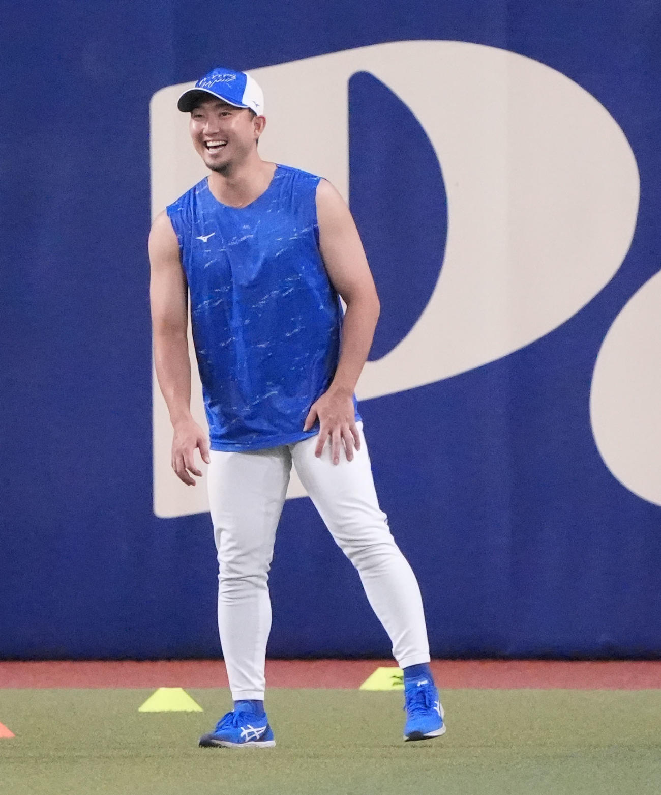 試合前、明るい表情で調整する藤嶋（撮影・森本幸一）