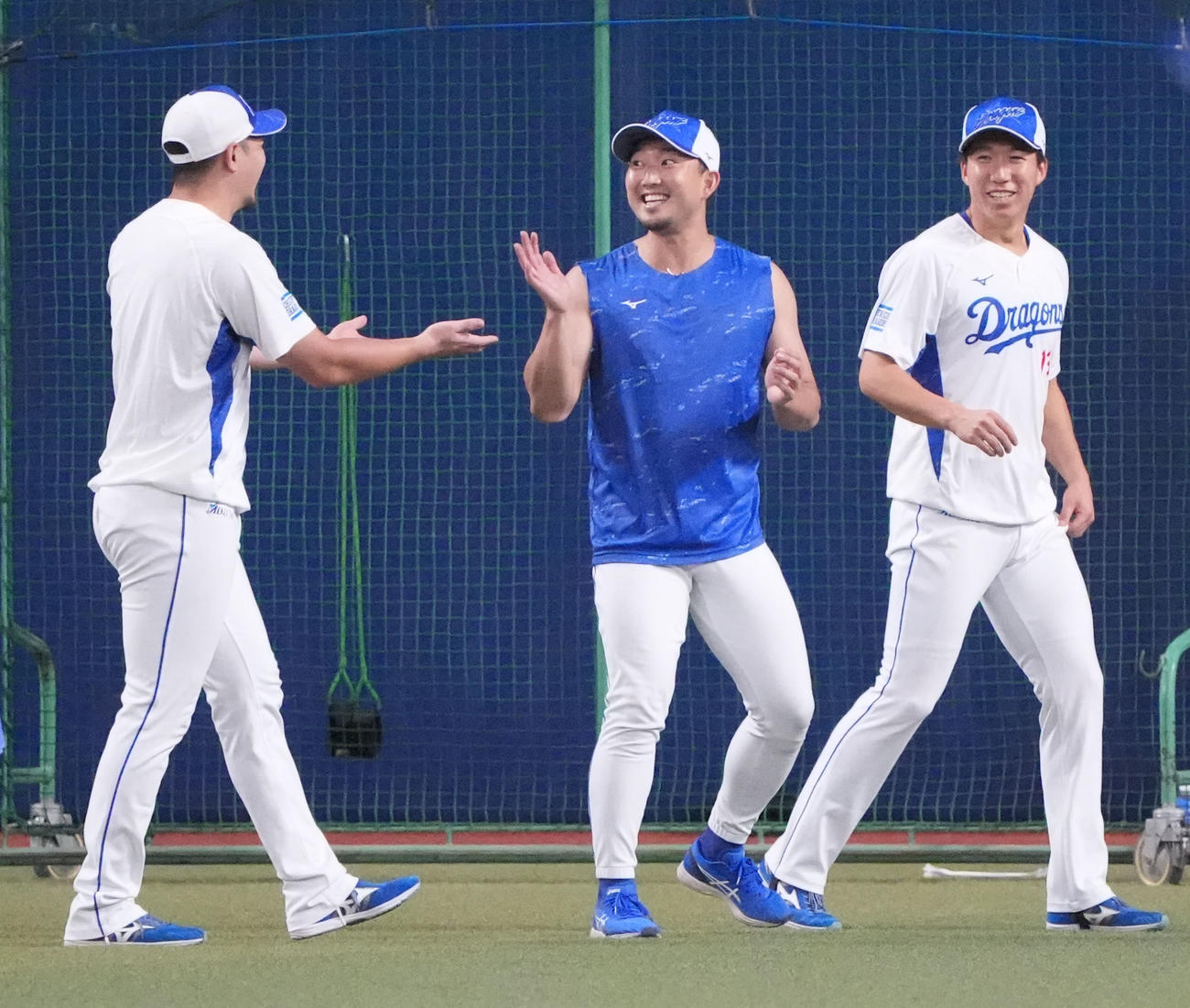 試合前、藤嶋（中央）はナインと明るい表情で言葉を交わす（撮影・森本幸一）