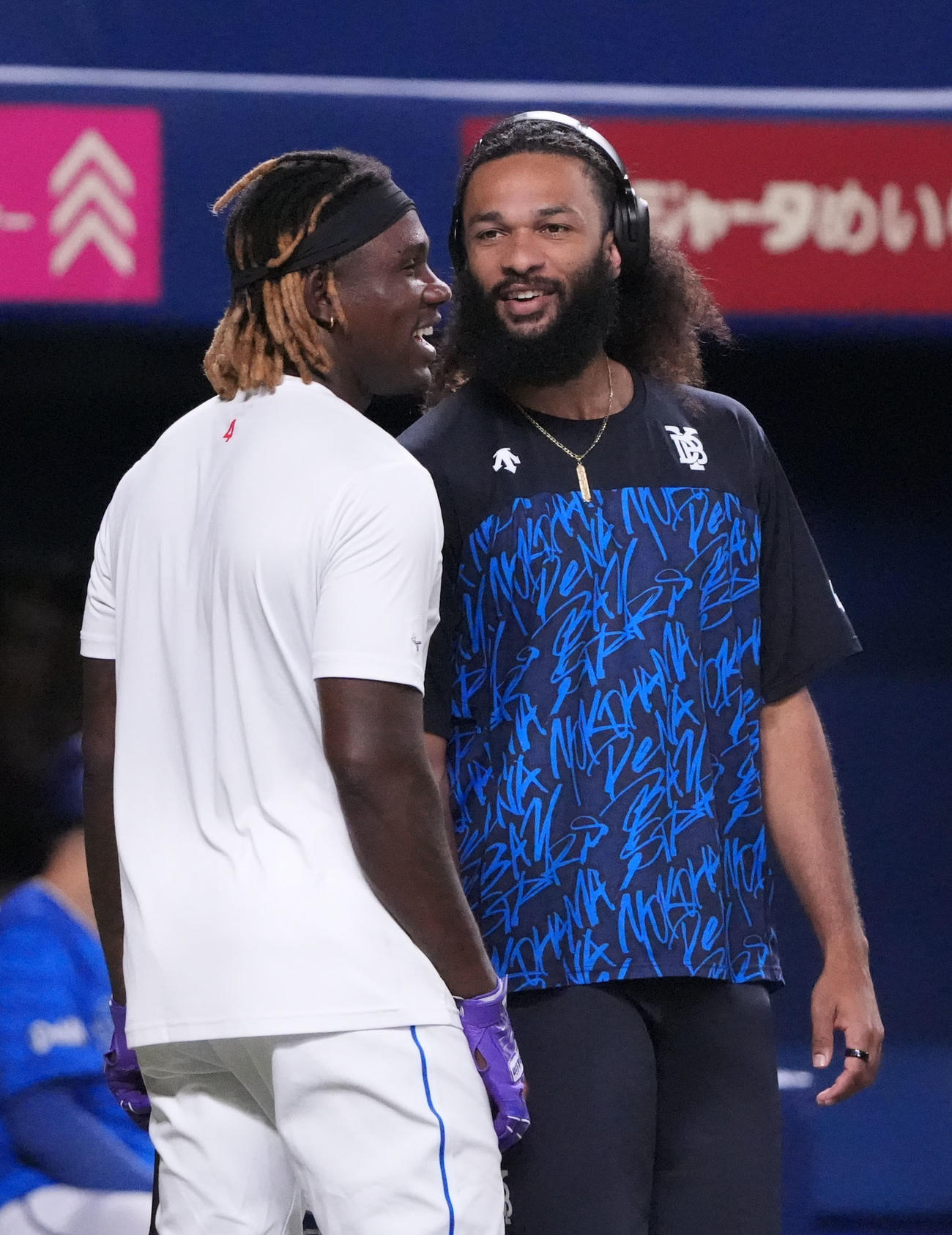 試合前、ジャクソン（右）はカリステと言葉を交わす（撮影・森本幸一）