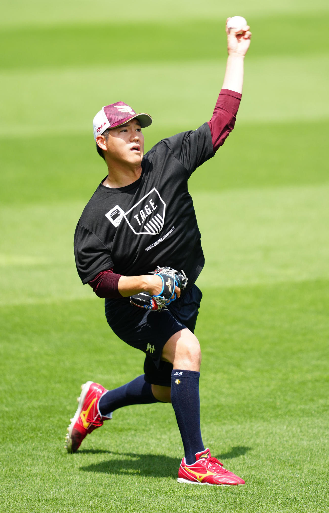 試合前練習でキャッチボールする楽天鈴木翔（撮影・鈴木みどり）