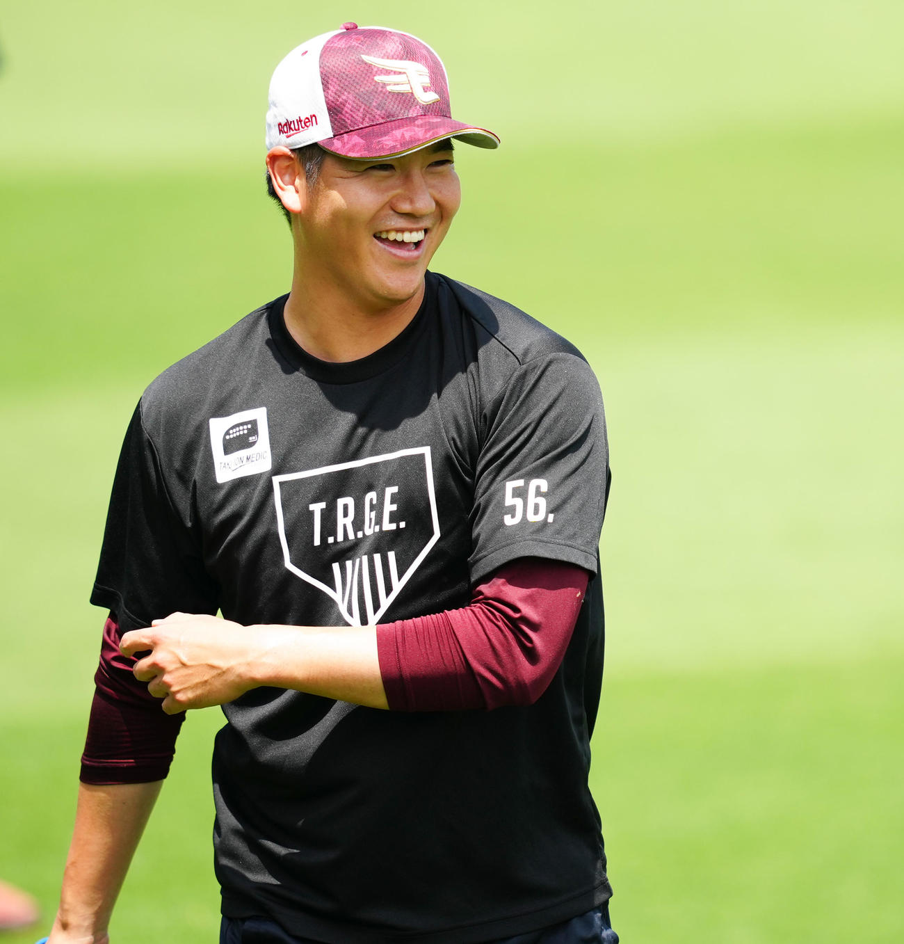 試合前練習で笑顔の楽天鈴木翔（撮影・鈴木みどり）