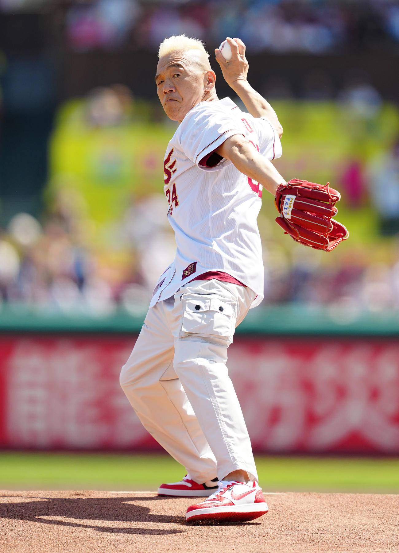始球式で投球するウド鈴木（撮影・鈴木みどり）