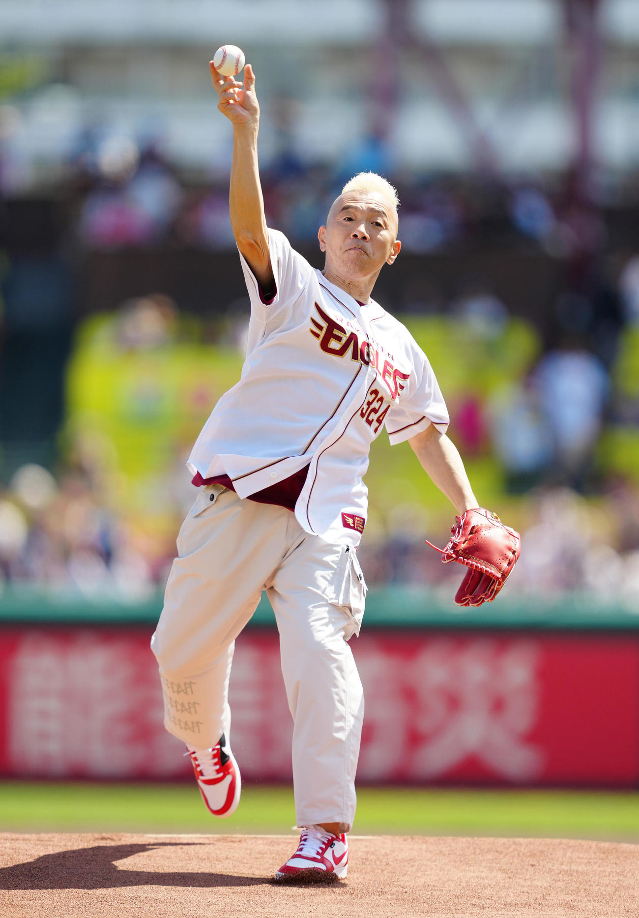 始球式で投球するウド鈴木（撮影・鈴木みどり）
