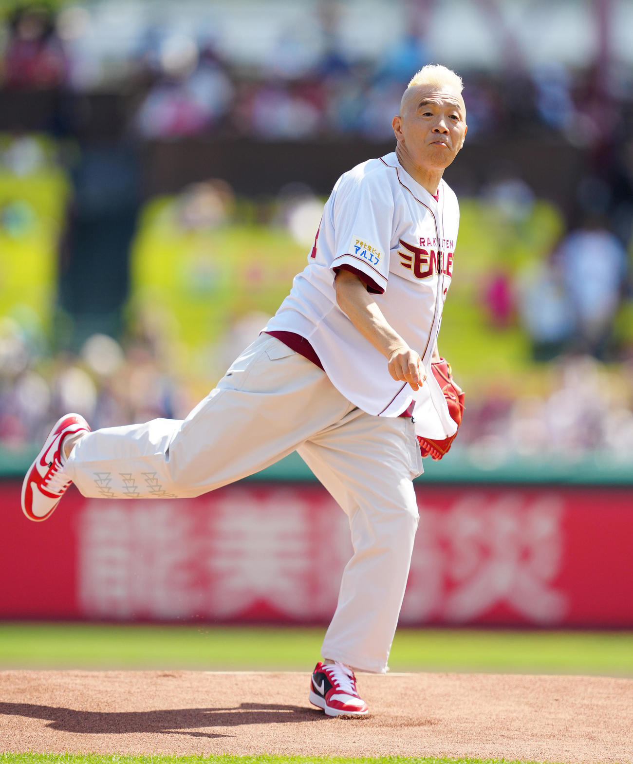 始球式で投球するウド鈴木（撮影・鈴木みどり）
