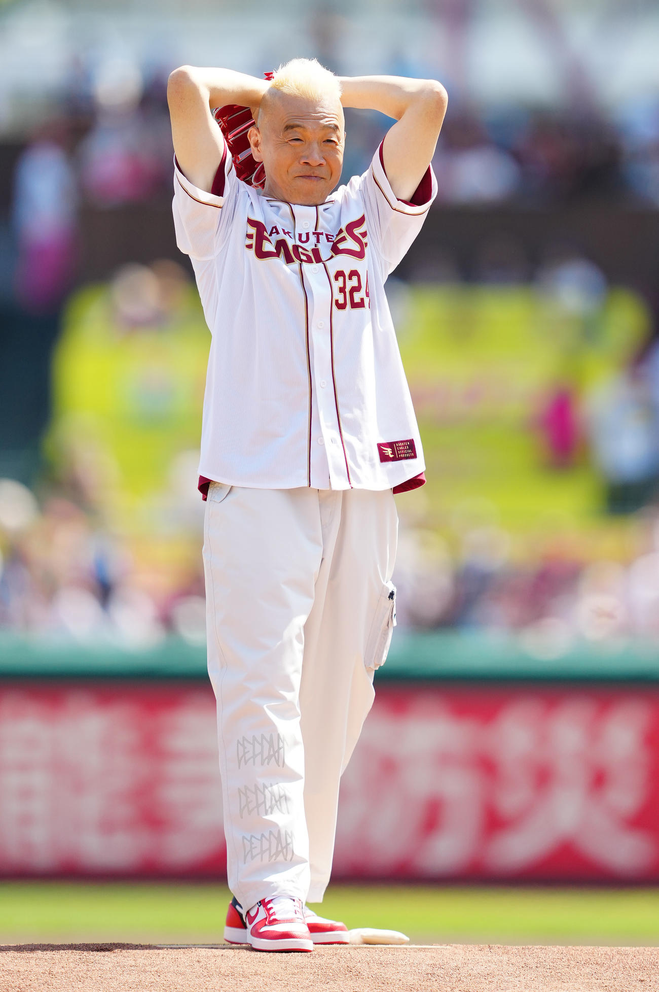 楽天対日本ハム　始球式で投球するウド鈴木（撮影・鈴木みどり）