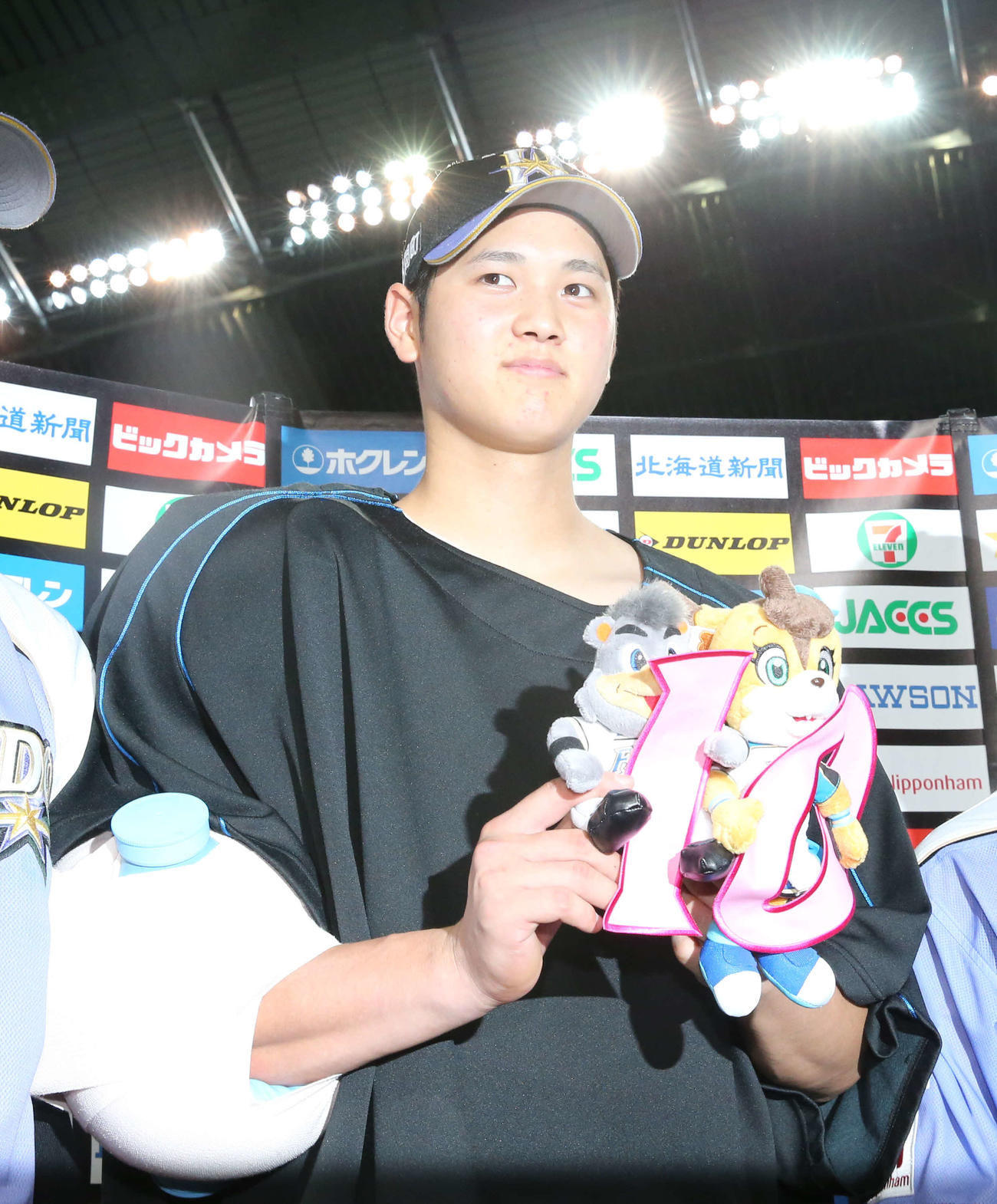 日本ハム対西武　マスコットB・Bとポリーであしらった10勝のぬいぐるみを手に笑顔の大谷（撮影・井上学）