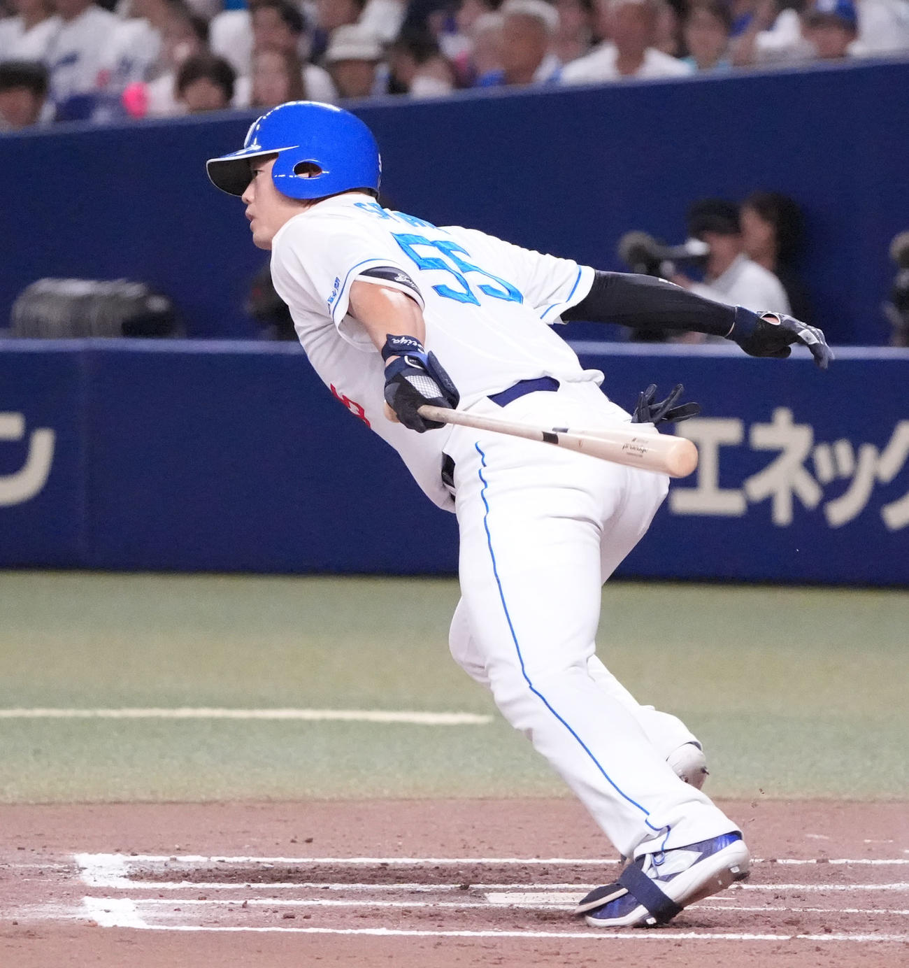 中日対DeNA 6回裏中日1死満塁、左2点適時打を放つ細川（撮影・森本幸一）