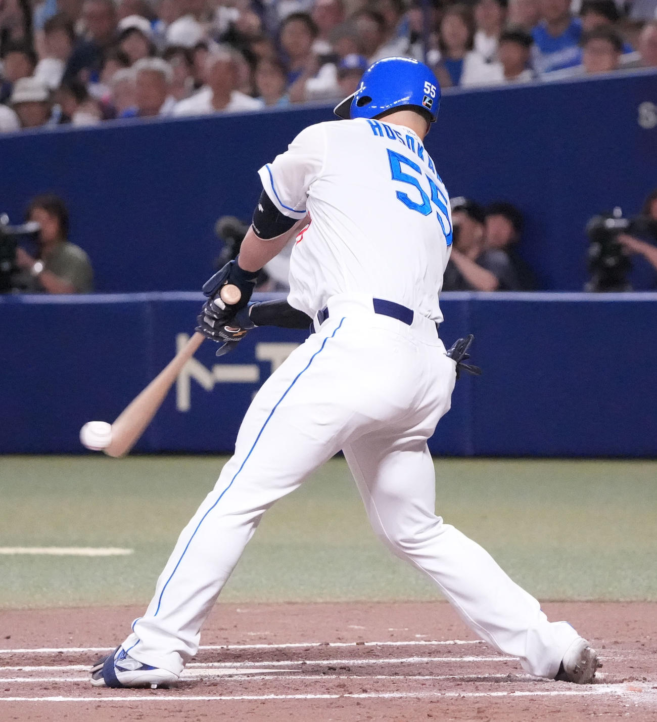 中日対DeNA 6回裏中日1死満塁、左2点適時打を放つ細川（撮影・森本幸一）