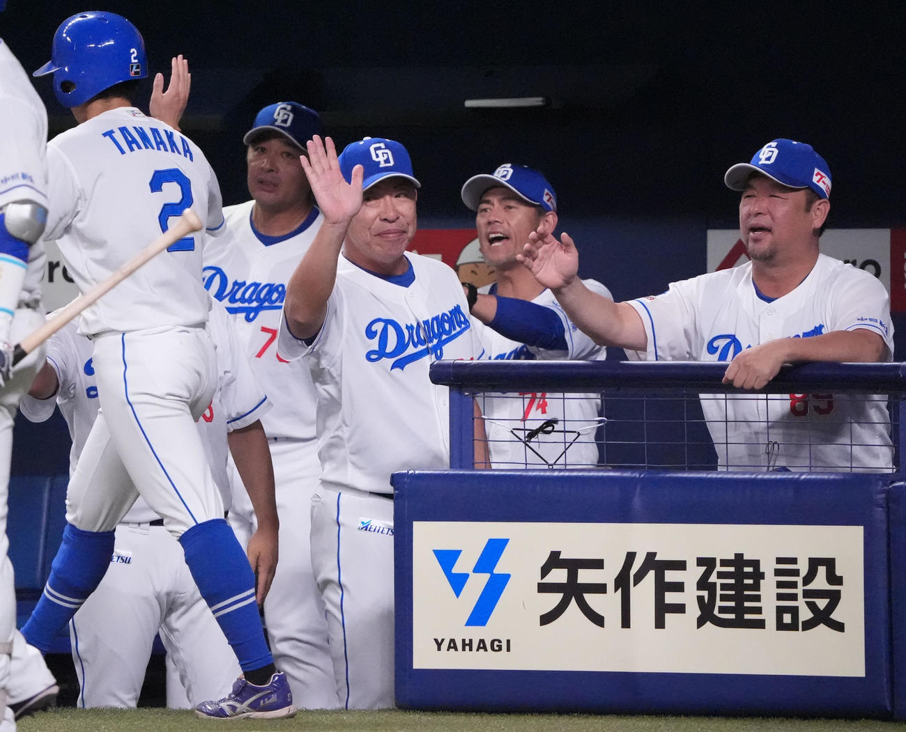 中日対DeNA 6回裏中日1死満塁、井上監督（中央）は細川の左2点適時打で生還した田中を迎える（撮影・森本幸一）