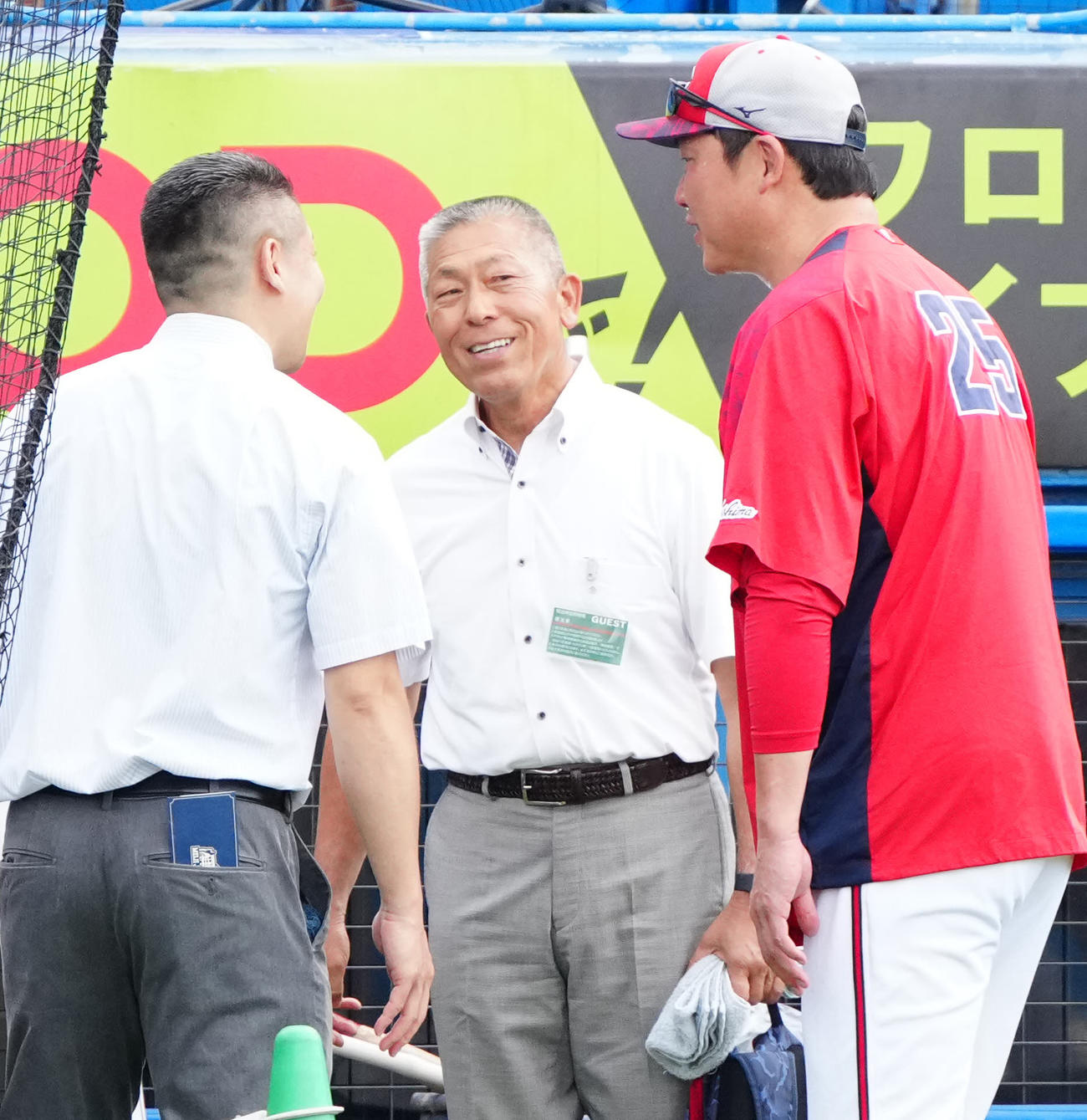 ヤクルト対広島　試合前、広島新井監督（右）と言葉を交わす小倉氏（撮影・江口和貴）