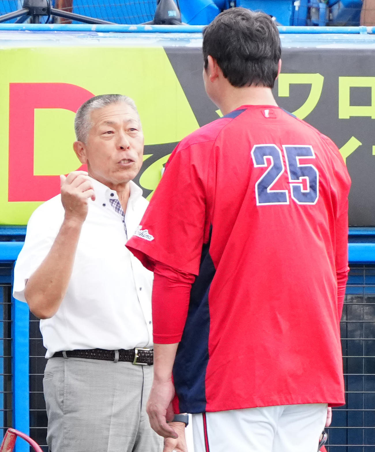 ヤクルト対広島　試合前、広島新井監督（右）と言葉を交わす小倉氏（撮影・江口和貴）