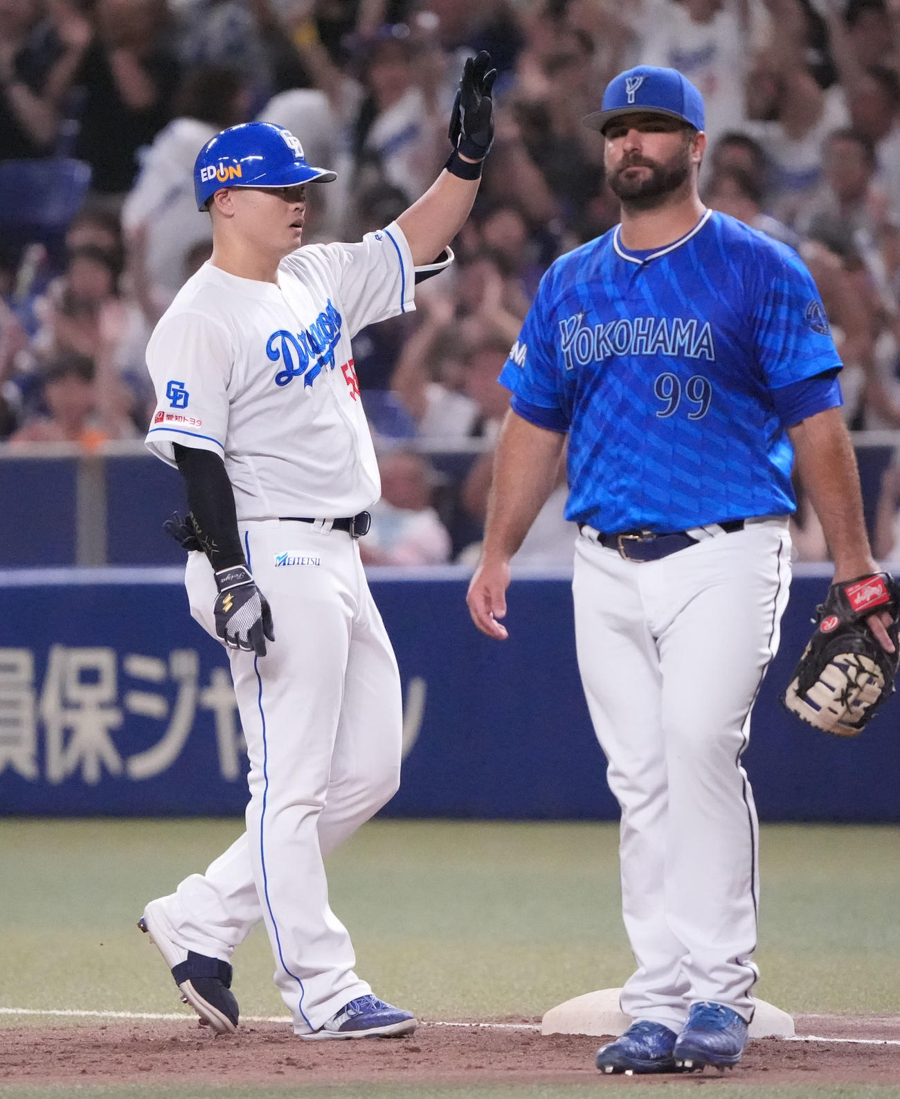 中日対DeNA 6回裏中日1死満塁、細川（左）は左2点適時打を放ちベンチの声に応える（撮影・森本幸一）