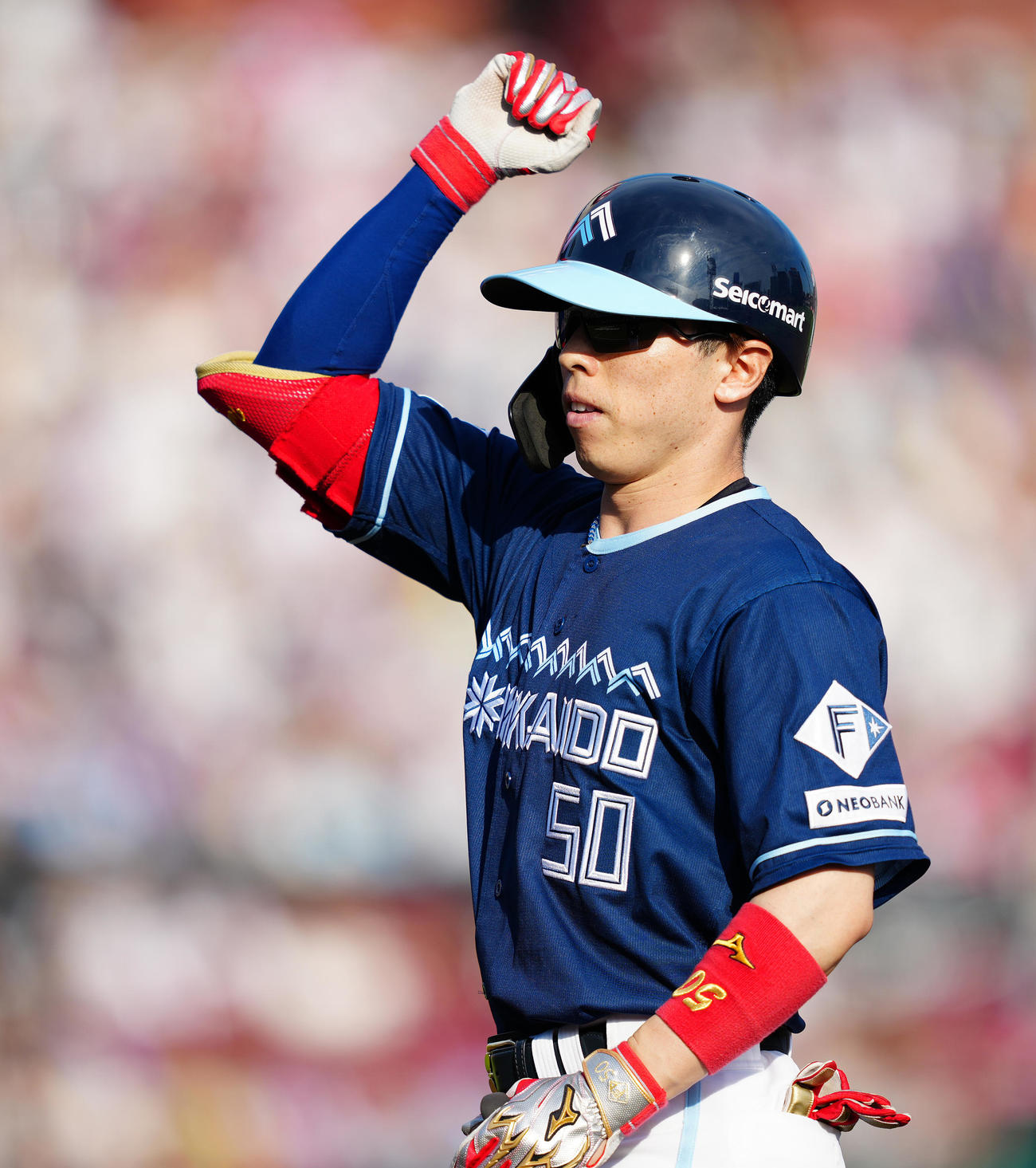 楽天対日本ハム　6回表日本ハム2死満塁、右前適時打を放ち、ガッツポーズする五十幡（撮影・鈴木みどり）