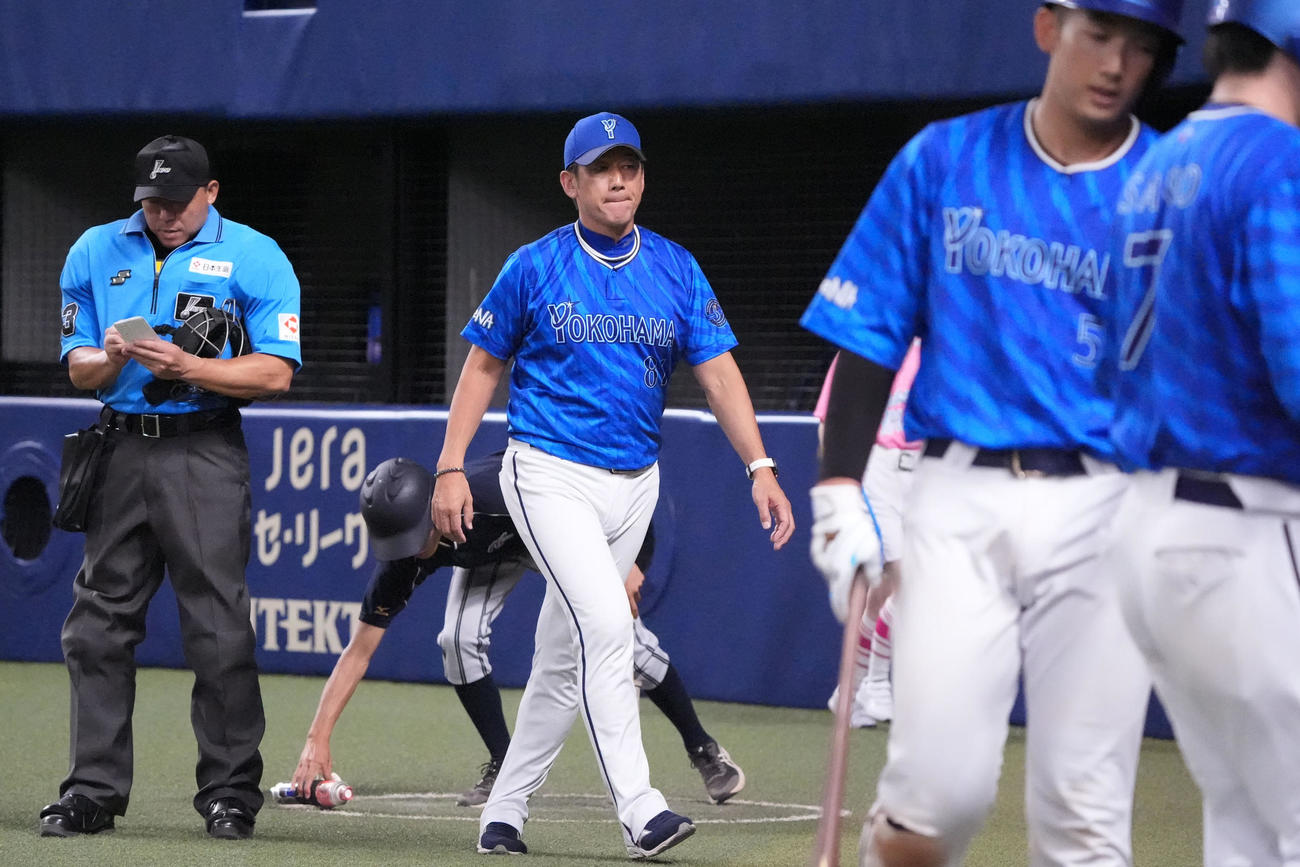中日対DeNA 8回表終了、三浦監督（左から3人目）は選手交代を告げる（撮影・森本幸一）