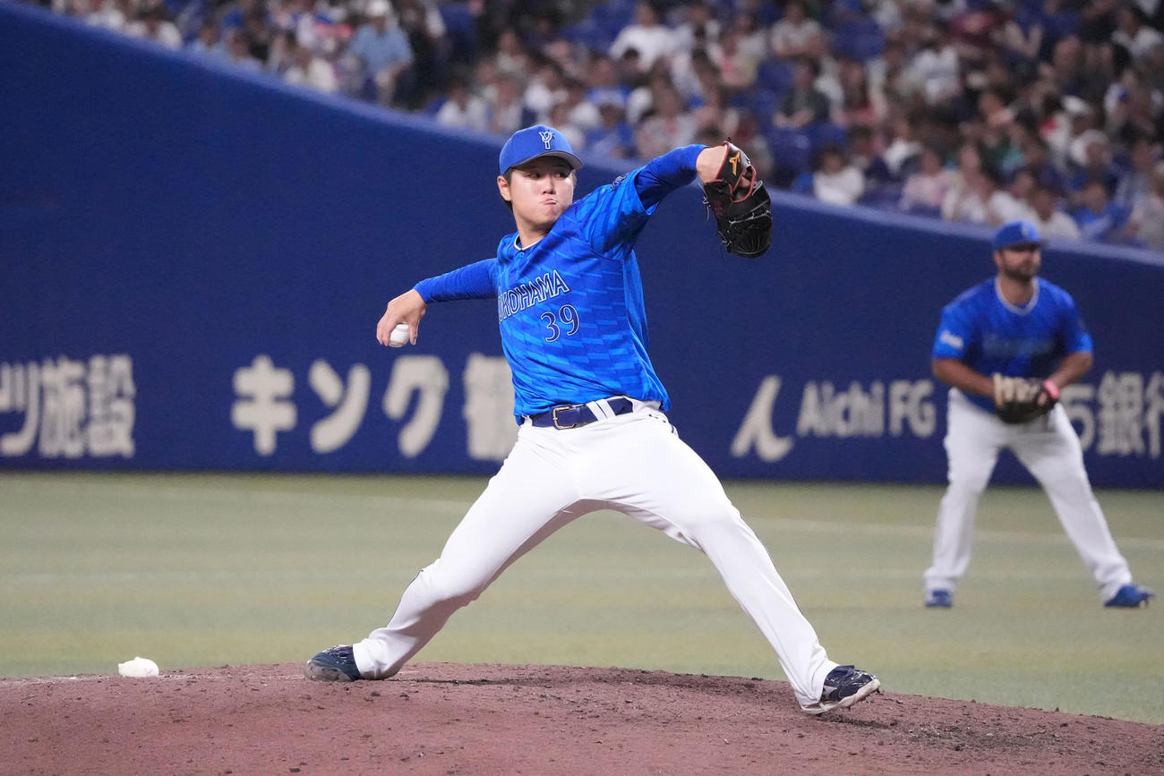 中日対DeNA 7回裏、DeNA4番手で登板する若松（撮影・森本幸一）