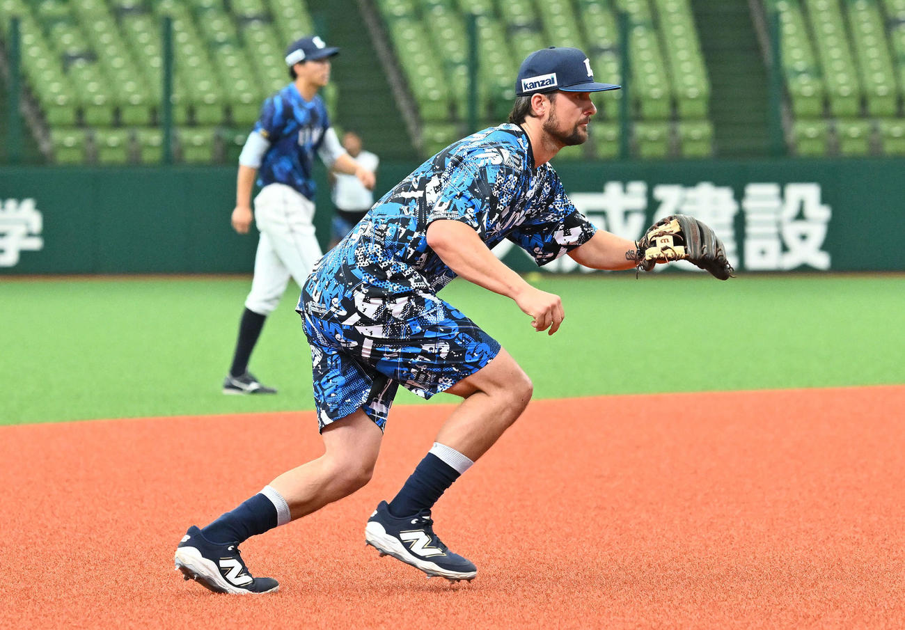 西武対ソフトバンク　試合前練習で三塁の守備をする西武デービス（撮影・滝沢徹郎）