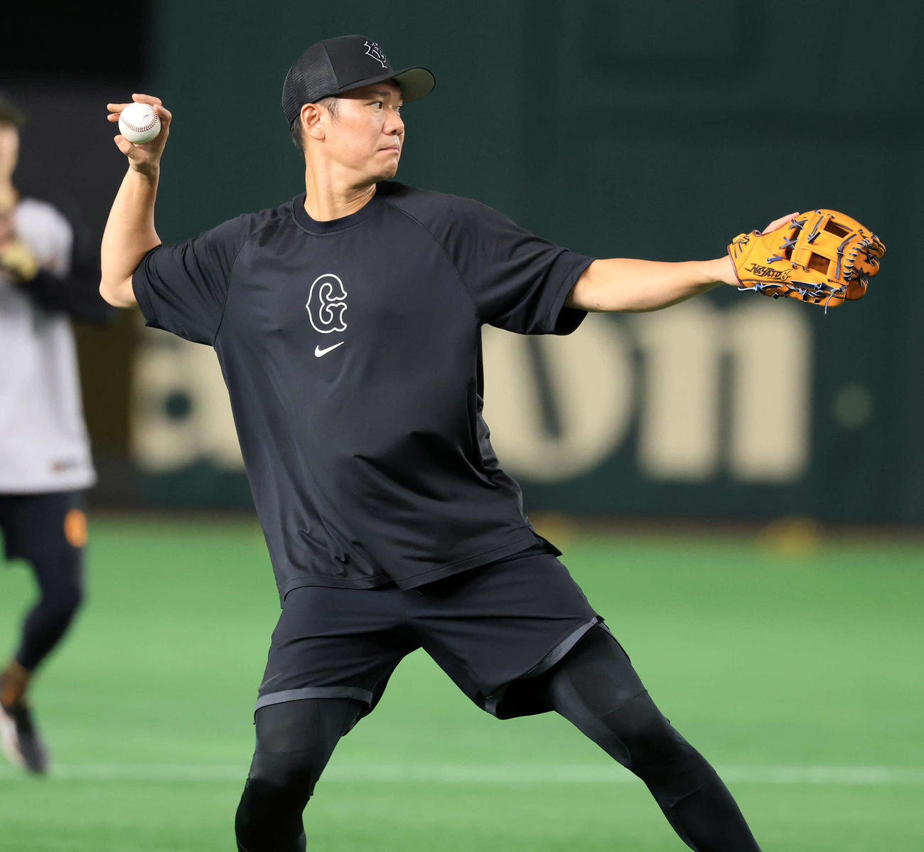 巨人対阪神　ノックを受ける巨人坂本（撮影・浅見桂子）
