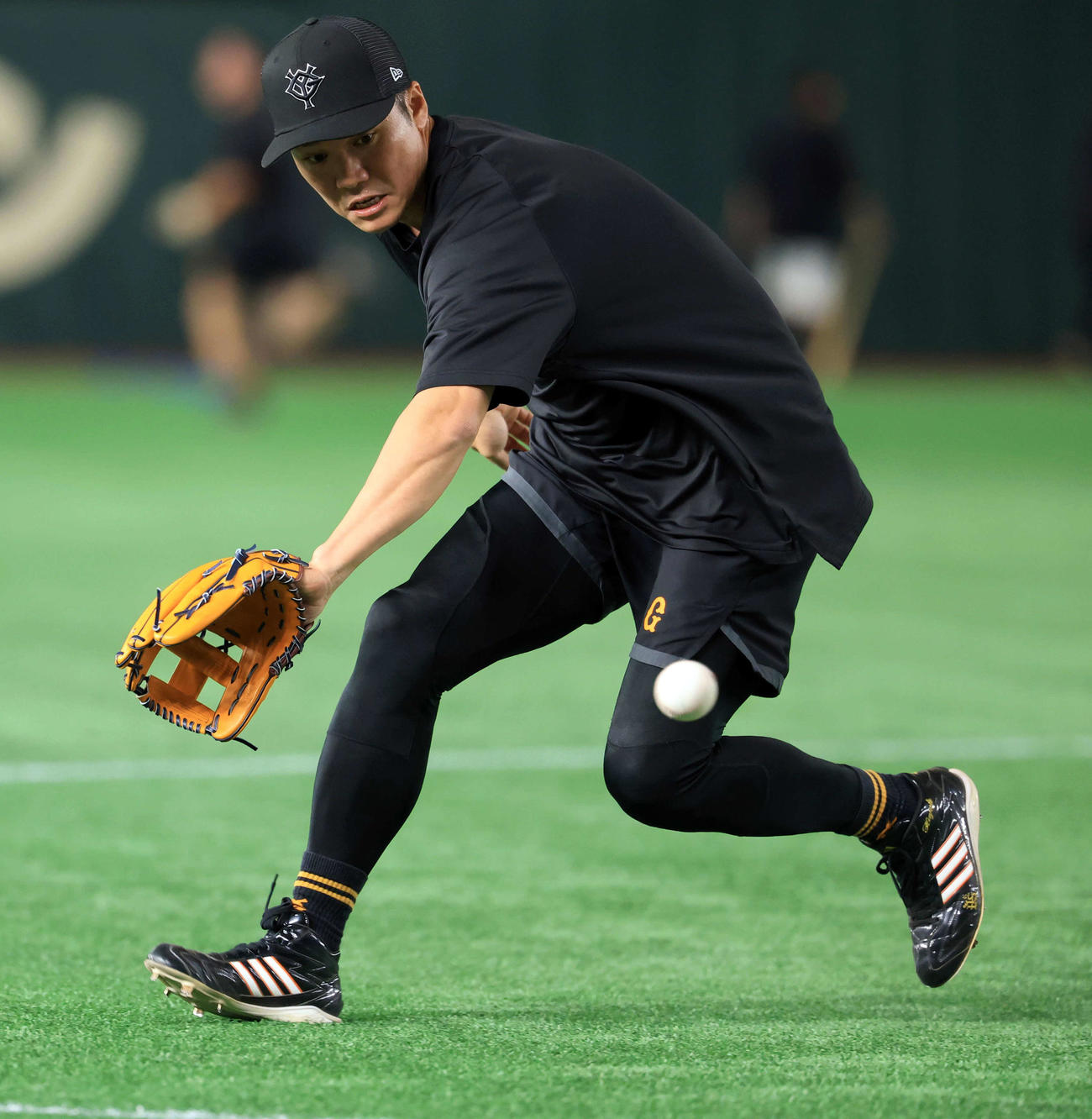 巨人対阪神　ノックを受ける巨人坂本（撮影・浅見桂子）