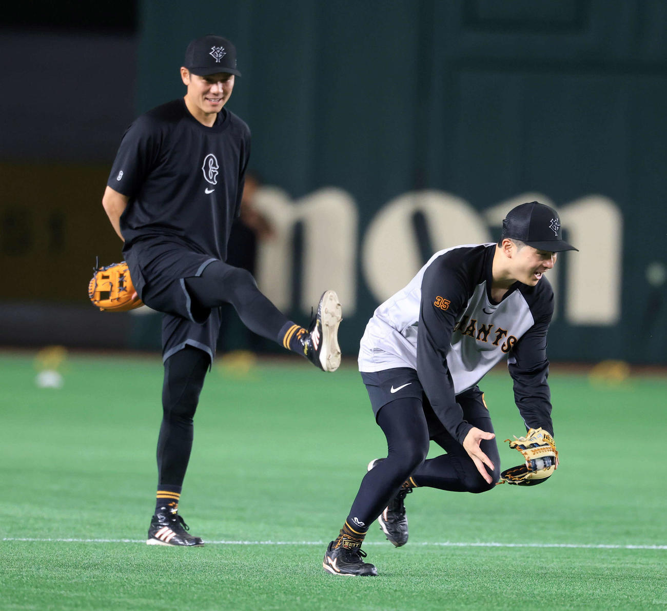 巨人対阪神　ノックを受ける巨人泉口（手前）をいじる坂本（撮影・浅見桂子）