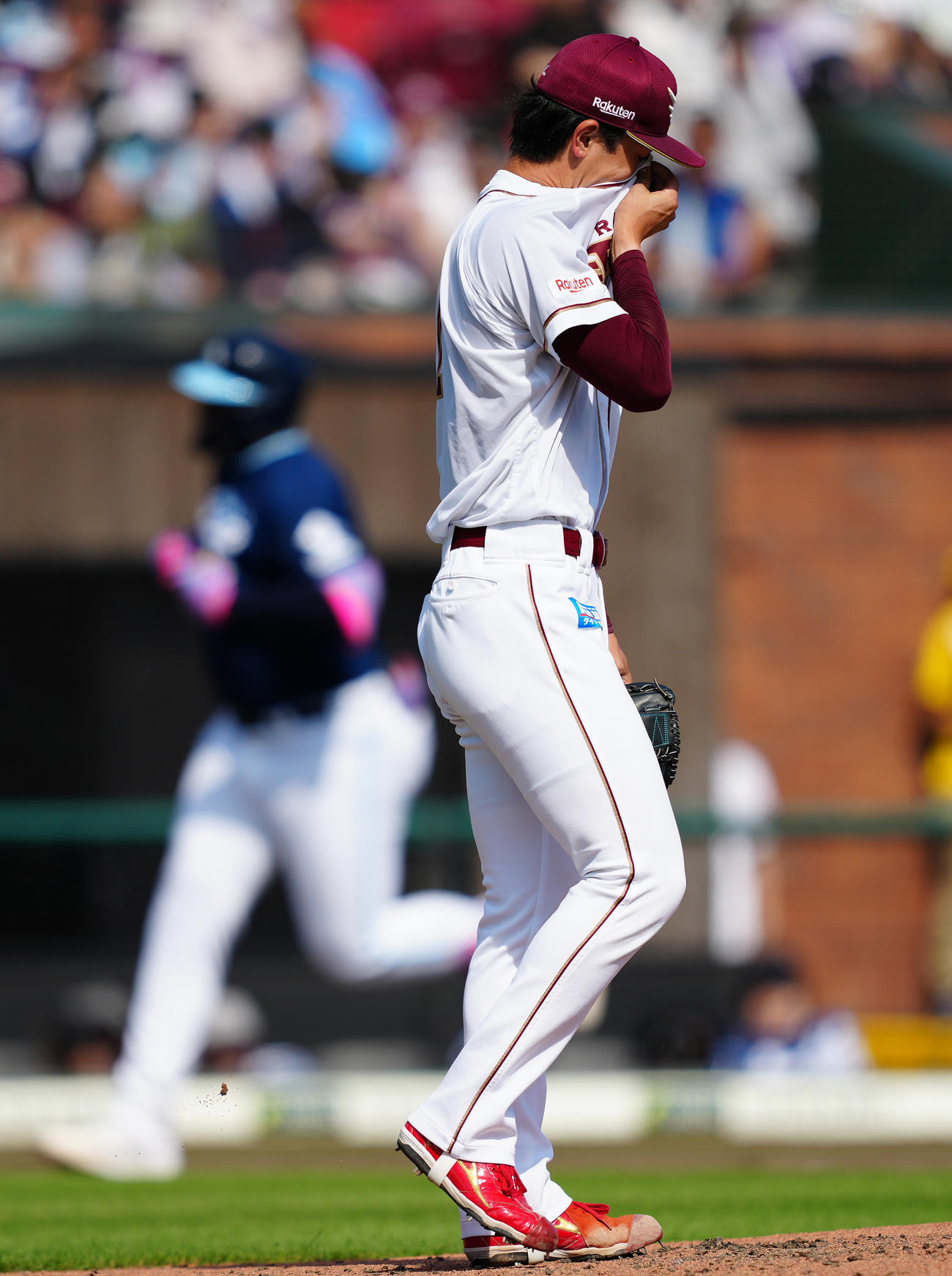 楽天対日本ハム　3回表日本ハム無死、レイエスに右越えソロ本塁打を浴び、汗をぬぐう古謝（撮影・鈴木みどり）
