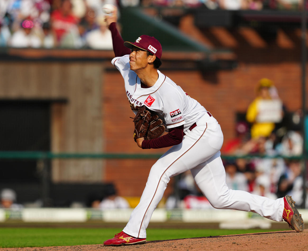 楽天対日本ハム　6回表途中から3番手で登板した楽天宮森（撮影・鈴木みどり）