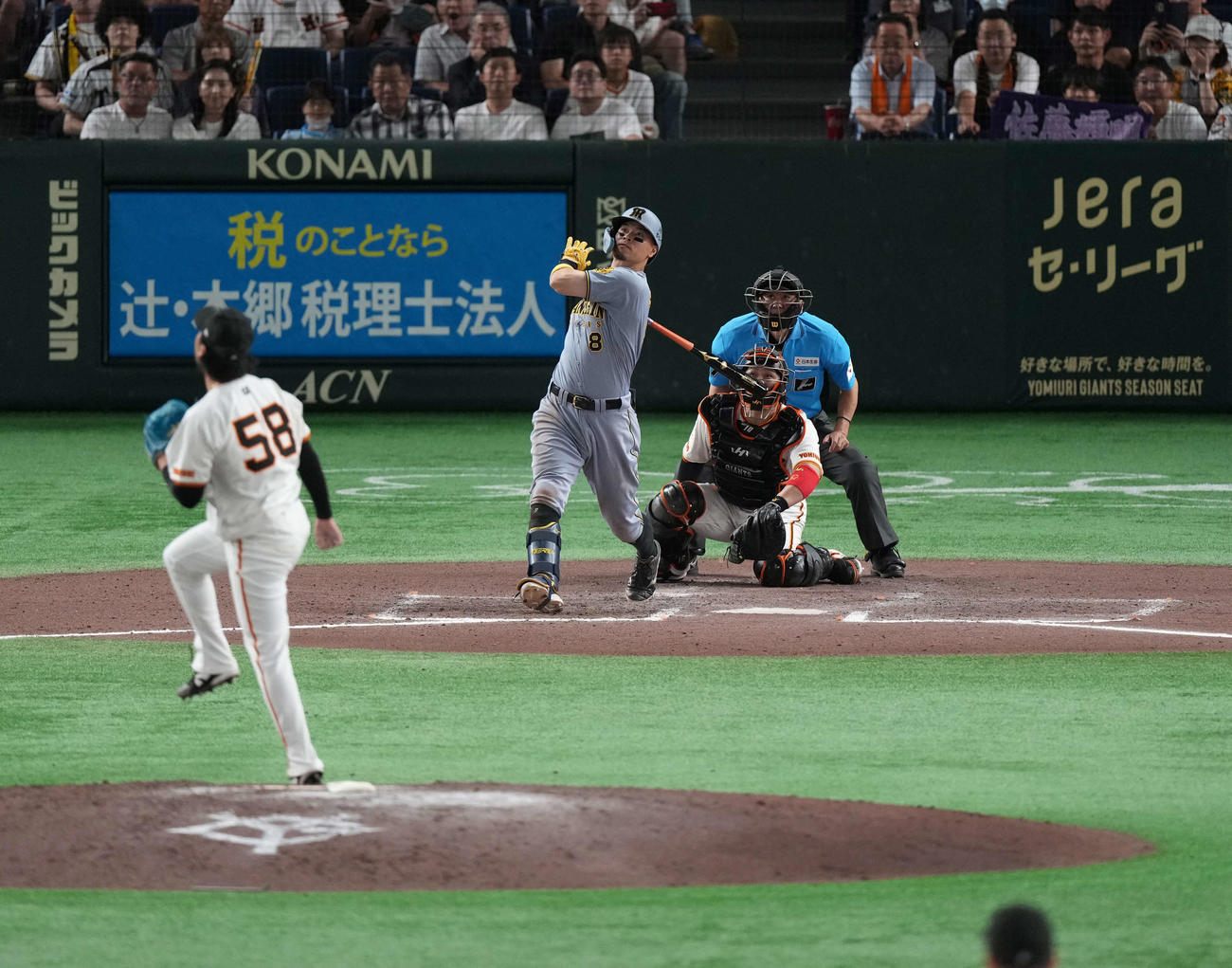 巨人対阪神　11回表阪神1死一塁、2ラン本塁打を放つ佐藤輝（撮影・井上学）
