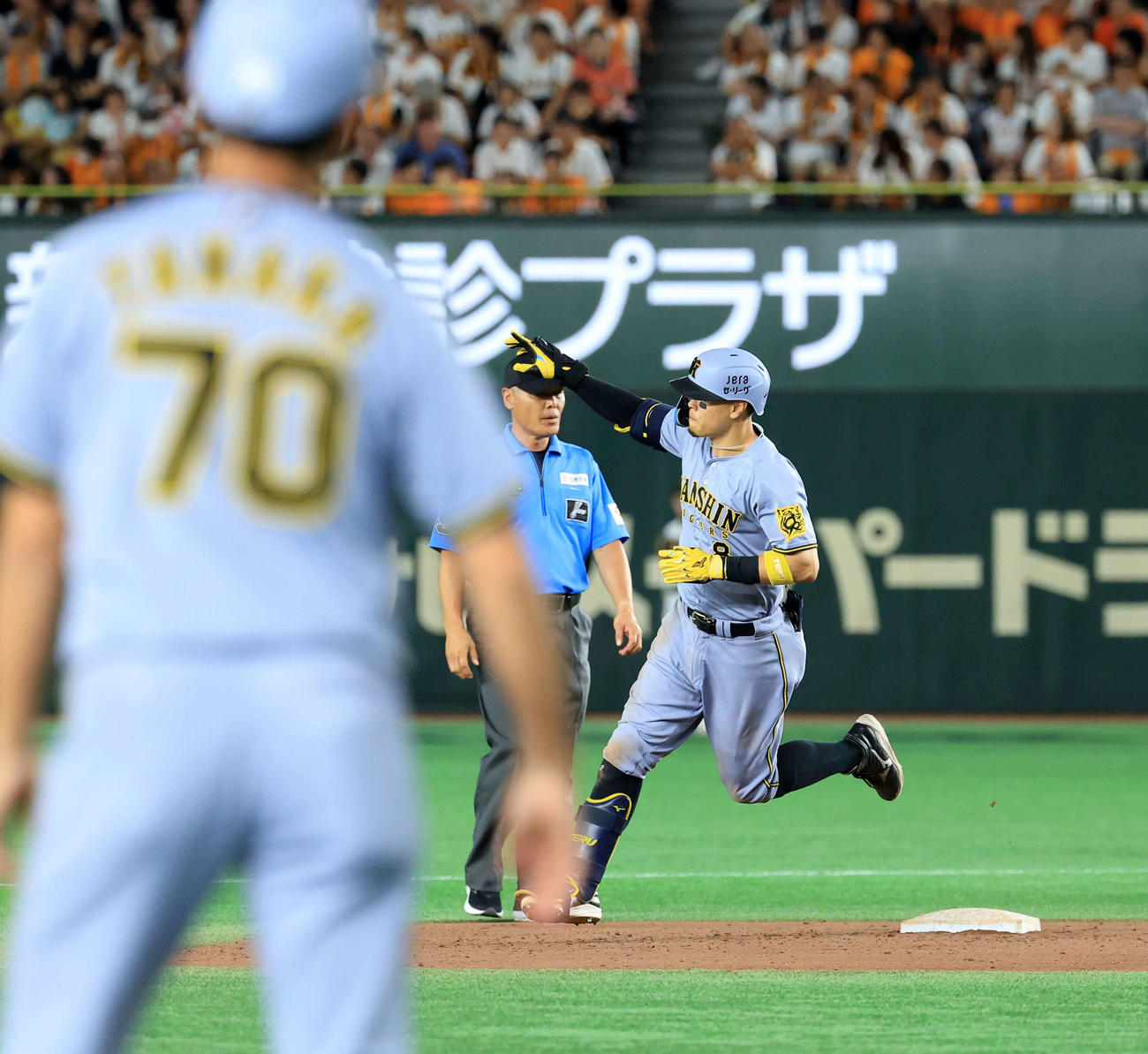 巨人対阪神　11回表阪神1死一塁、佐藤輝は2点本塁打を放ちスタンドを指さし回る（撮影・浅見桂子）