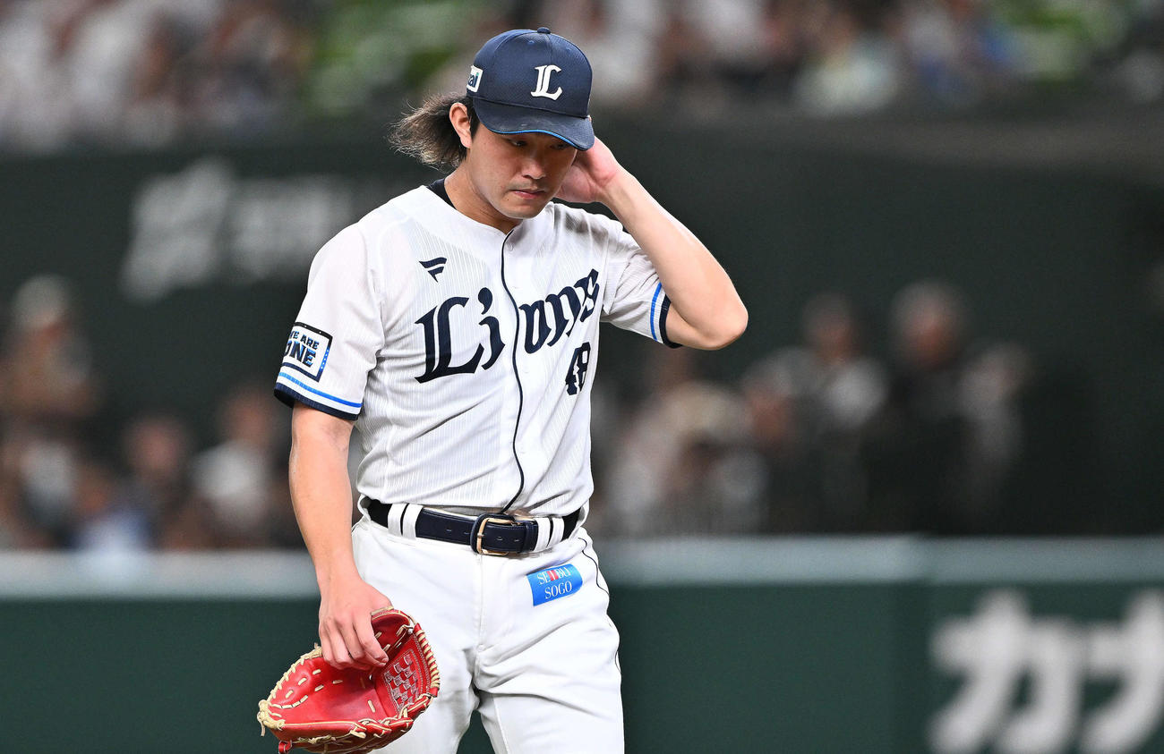 西武対ソフトバンク　1回表を投げ終え引き揚げる西武先発の今井（撮影・滝沢徹郎）