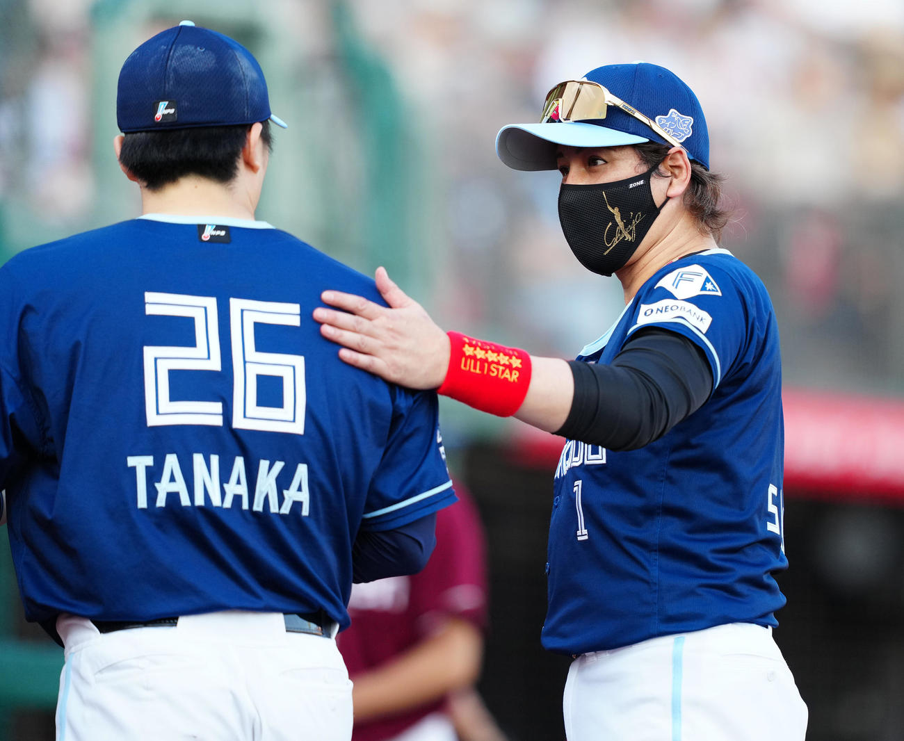 楽天対日本ハム　8回裏を抑えベンチへ戻る田中（左）に声をかける日本ハム新庄監督（撮影・鈴木みどり）