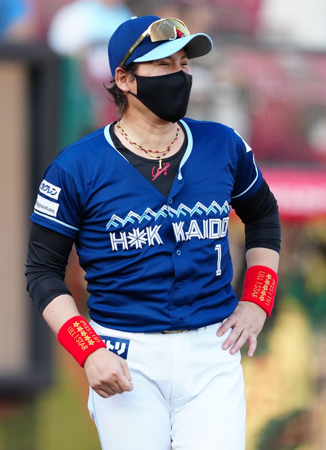 楽天対日本ハム　8回裏の投手交代を告げ、ベンチへ戻る日本ハム新庄監督（撮影・鈴木みどり）