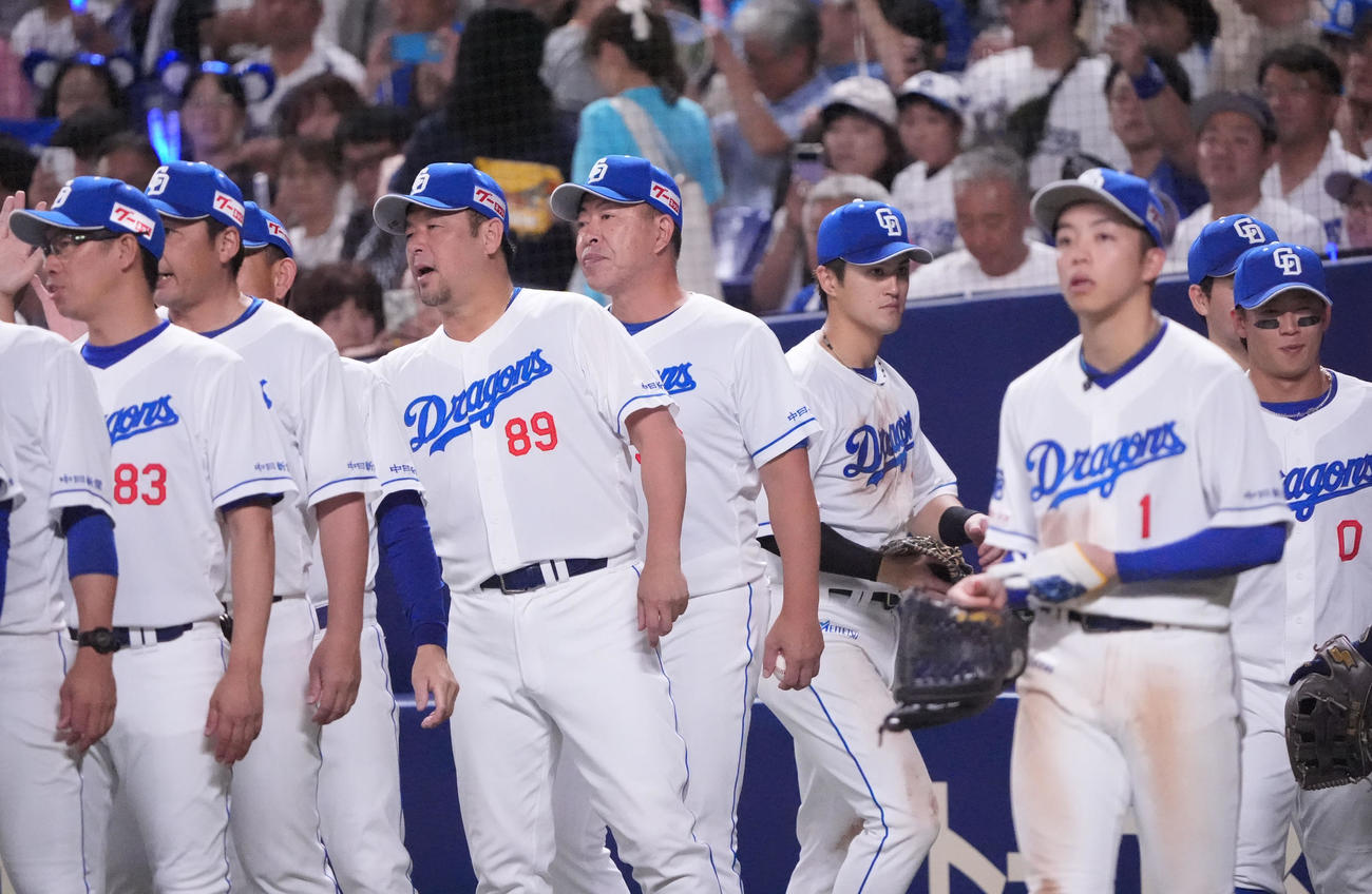 中日対DeNA　試合終了、井上監督（中央）ナインを迎える（撮影・森本幸一）