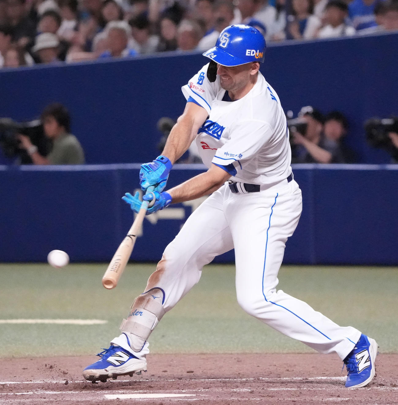 中日対DeNA 5回裏中日1死満塁、中前2点適時打を放つボスラー（撮影・森本幸一）