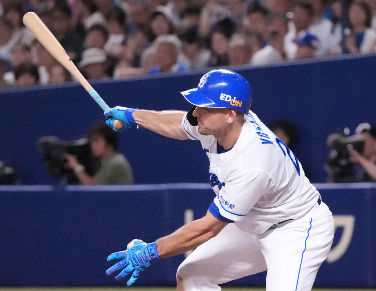 中日対DeNA 5回裏中日1死満塁、中前2点適時打を放つボスラー（撮影・森本幸一）