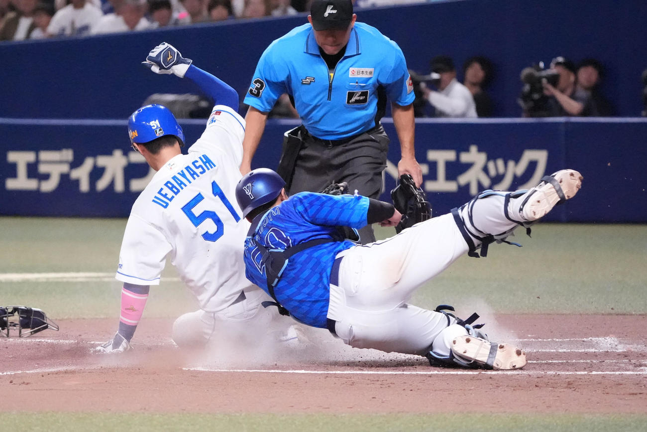 中日対DeNA 6回裏中日2死一、二塁、山本の左前打で本塁を狙うもタッチアウトの上林（左）捕手は山本（撮影・森本幸一）