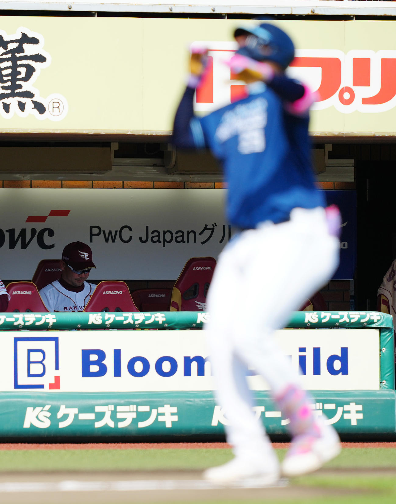 楽天対日本ハム　3回表日本ハム無死、レイエスに右越えソロ本塁打を浴び、ベンチでうつむく三木監督（撮影・鈴木みどり）