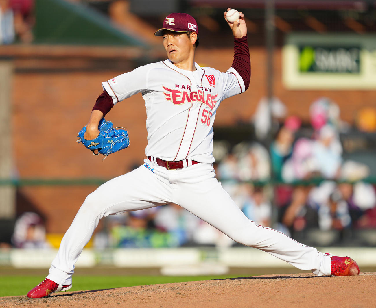 楽天対日本ハム　8回表から4番手で登板した楽天鈴木翔（撮影・鈴木みどり）
