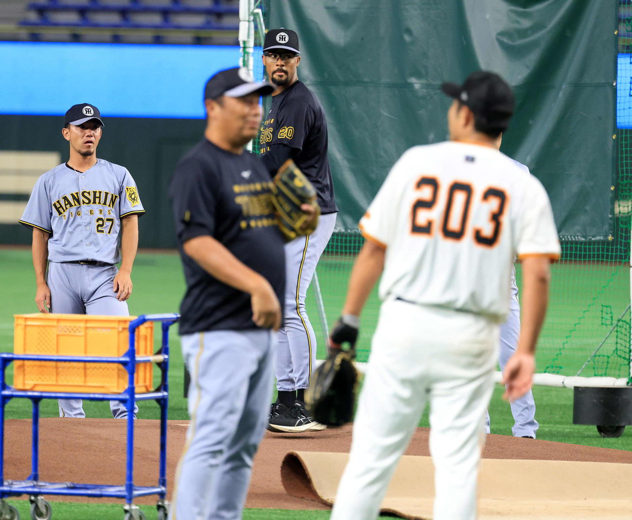 巨人対阪神　マウンド確認する阪神デュプランティエ（中央）（撮影・浅見桂子）